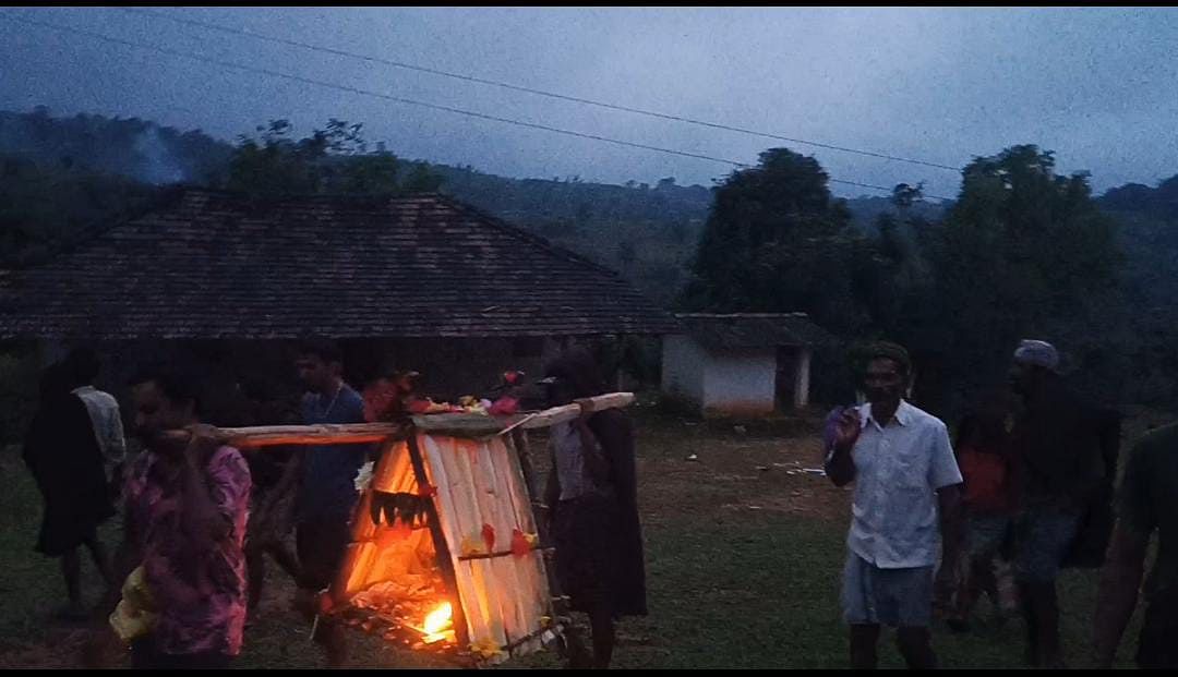 ತುಮರಿ ಸಮೀ‍ಪದ ಮಣಕಂದೂರು ಗ್ರಾಮಸ್ಥರು ಈಚೆಗೆ ‘ಗಡಿ ಮಾರಿ’ಯ ಮೆರವಣಿಗೆ ನಡೆಸಿದರು