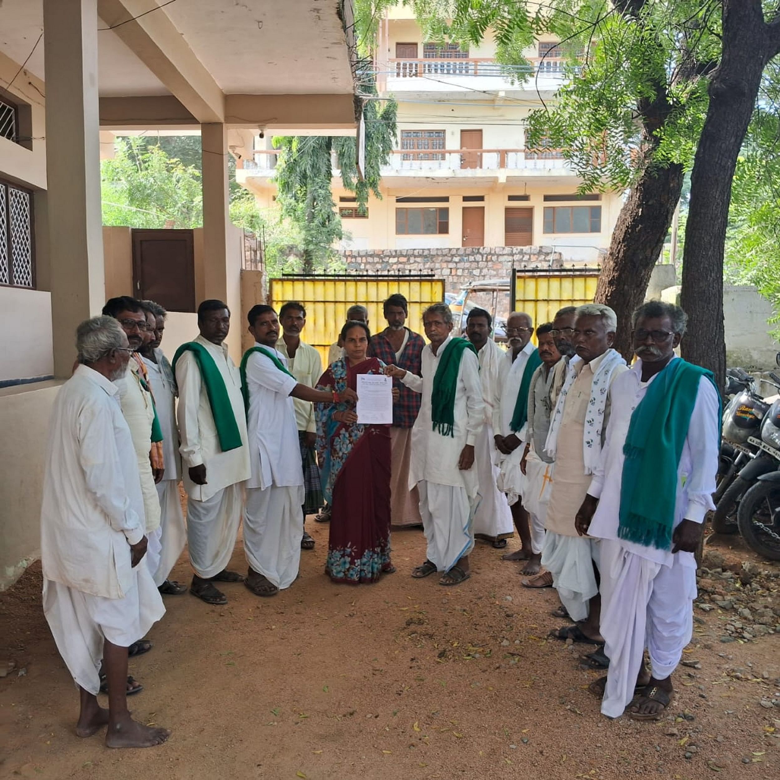 ಸುರಪುರ ತಾಲ್ಲೂಕಿನ ಹಾಲಭಾವಿಯಲ್ಲಿ ಅಕ್ರಮ ಮದ್ಯ ಮಾರಾಟ ತಡೆಯಬೇಕು ಎಂದು ಒತ್ತಾಯಿಸಿ ರೈತ ಸಂಘದವರು ಅಬಕಾರಿ ಅಧಿಕಾರಿಗೆ ಮನವಿ ಸಲ್ಲಿಸಿದರು