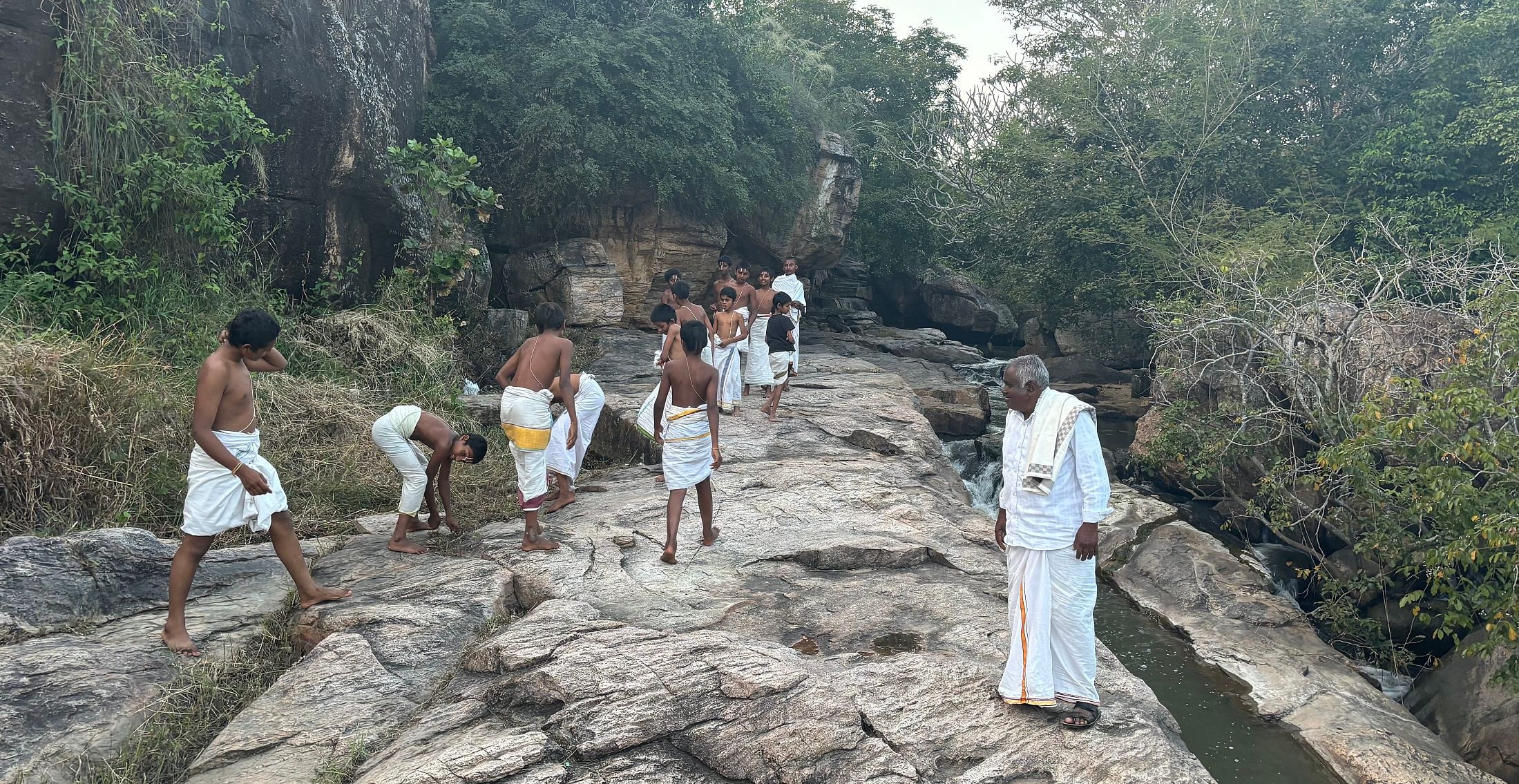 ತೊಟ್ಟಿಲುಮಡು ಜಾತ್ರೆಯ ಸ್ಥಳದಲ್ಲಿ ಗ್ರಾ.ಪಂ ಸದಸ್ಯ ಜಯರಾಮೇಗೌಡ ಸ್ವಚ್ಛತಾ ಕಾರ್ಯ ಮಾಡಿಸಿದರು