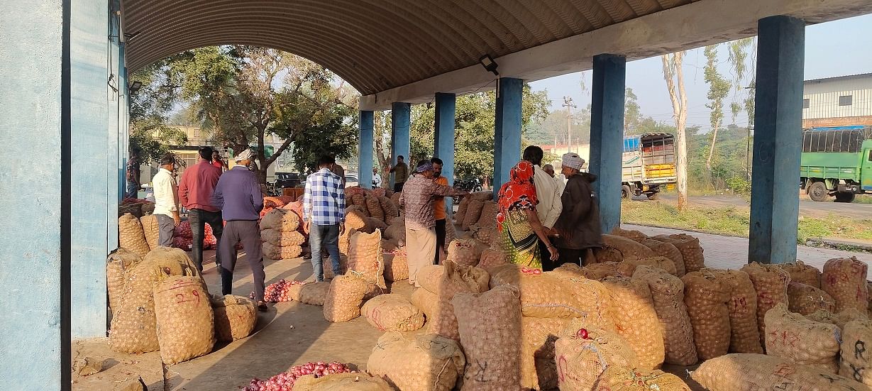 ಸಂಕೇಶ್ವರದ ಎಪಿಎಂಸಿಯಲ್ಲಿ ಈರುಳ್ಳಿ ಮಾರಾಟ ನಡೆಯಿತು