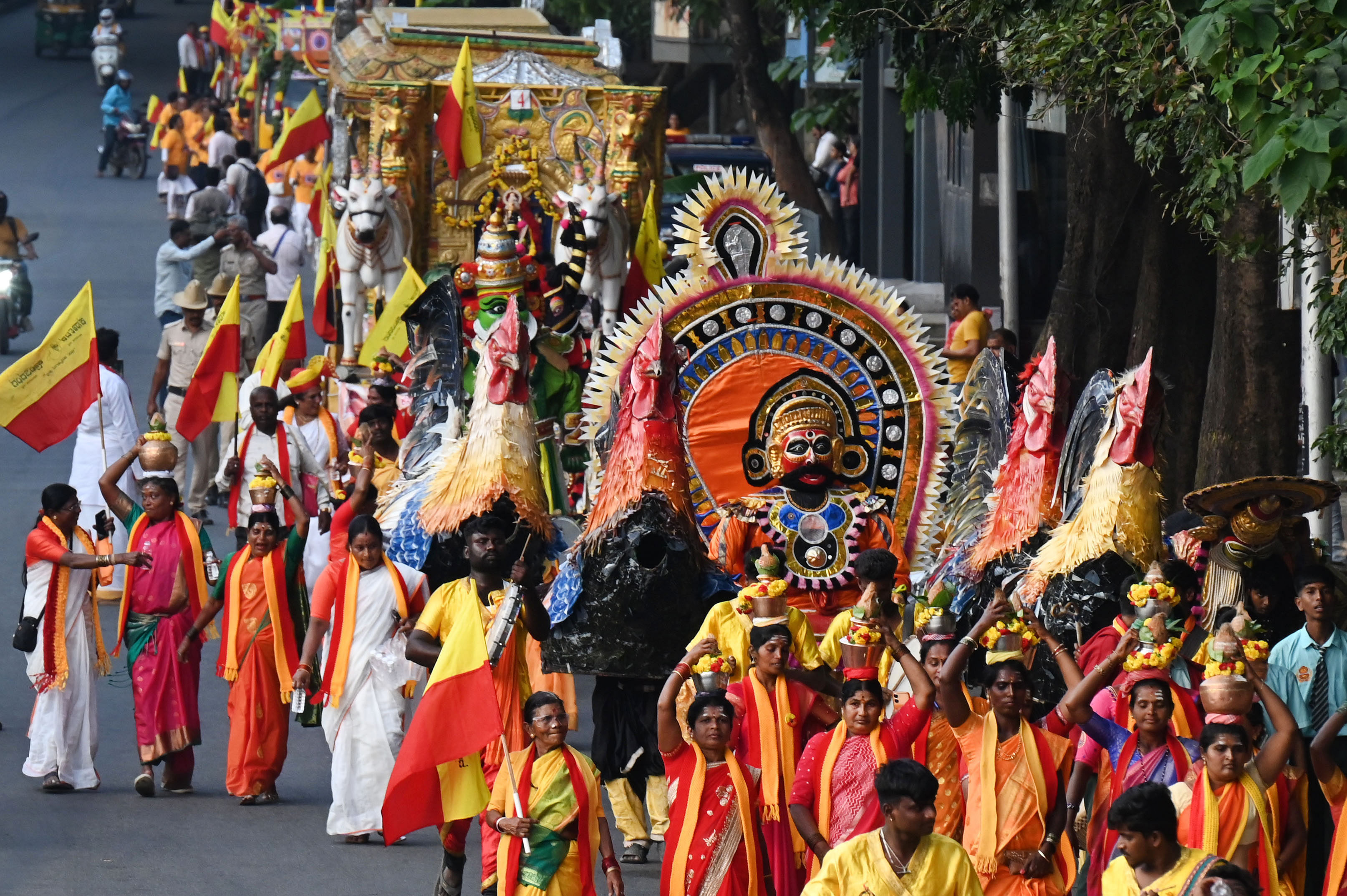 ನಗರದ ಅರಮನೆ ಮೈದಾನದಿಂದ ವಿಧಾನಸೌಧದವರೆಗೆ ನಡೆದ ಭುವನೇಶ್ವರಿ ದೇವಿಯ ರಥೋತ್ಸವದಲ್ಲಿ ಮಹಿಳೆಯರು ಕಳಶ ಹೊತ್ತು ಸಾಗಿದರು
ಪ್ರಜಾವಾಣಿ ಚಿತ್ರ