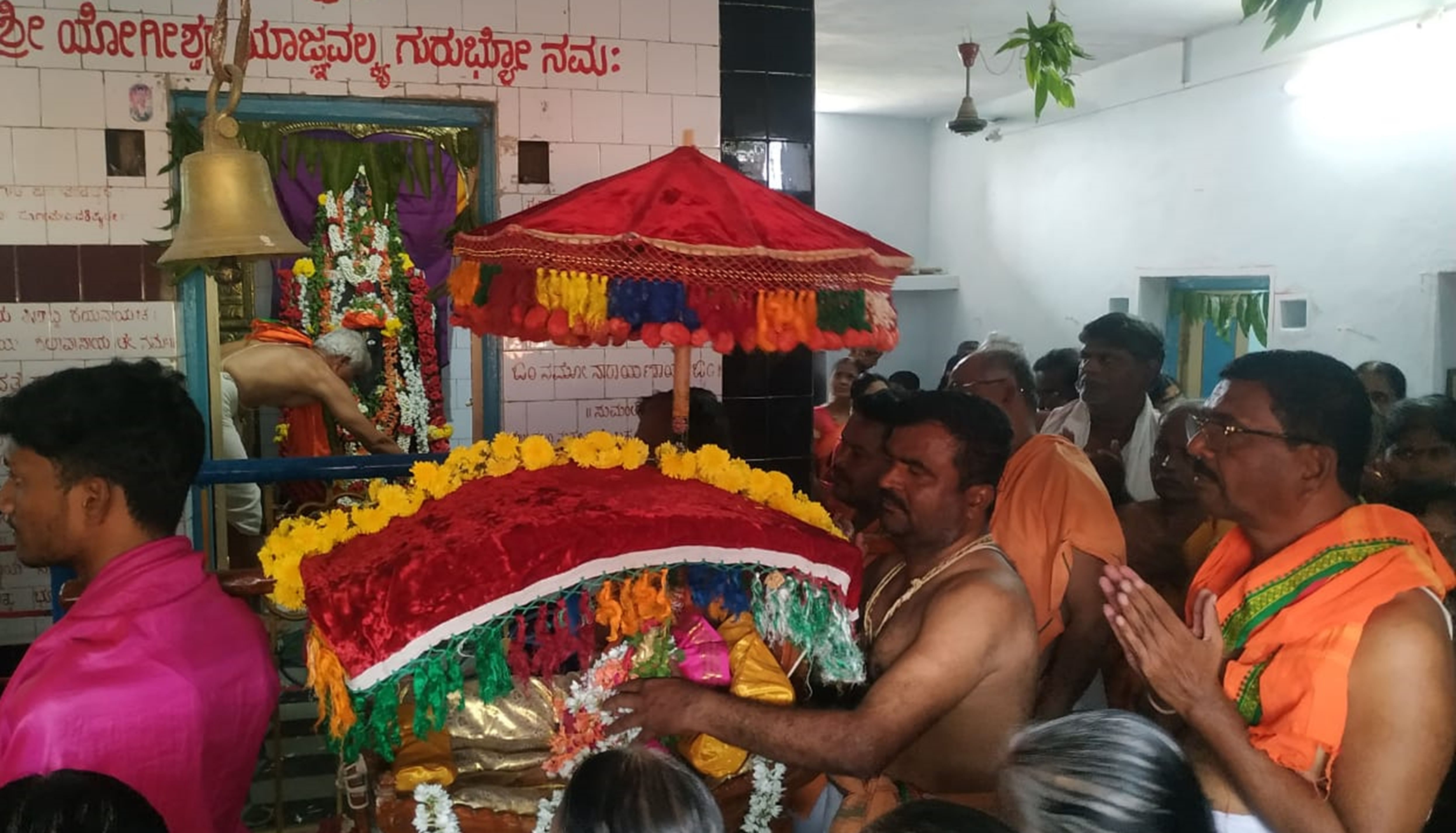 ಯಾದಗಿರಿ ನಗರದ ಹೊಸಳ್ಳಿ ಕ್ರಾಸ್ ಹತ್ತಿರದ ವಿಠ್ಠಲ ಕೃಷ್ಣ ಮಂದಿರದಲ್ಲಿ ಯೋಗೀಶ್ವರ ಯಾಜ್ಞವಲ್ಕ್ಯ ಪಲ್ಲಕ್ಕಿ ಉತ್ಸವ ನಡೆಯಿತು