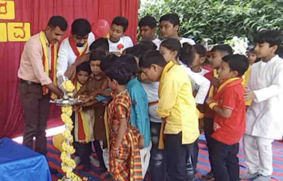 ಹಿರಿಯೂರಿನ ಹುಳಿಯಾರು ರಸ್ತೆಯಲ್ಲಿರುವ ಬಿಇಟಿ ಯೂರೋ ಕಿಡ್ಸ್ ಇಂಟರ್ ನ್ಯಾಷನಲ್ ಶಾಲೆಯಲ್ಲಿ ಶನಿವಾರ ಆಯೋಜಿಸಿದ್ದ ಕನ್ನಡ ಹಬ್ಬ ಮತ್ತು ಅಜ್ಜ-ಅಜ್ಜಿಯಂದಿರ ದಿನ ಕಾರ್ಯಕ್ರಮವನ್ನು ಅಂಬೇಡ್ಕರ್ ಪಿಯು ಕಾಲೇಜಿನ ಉಪನ್ಯಾಸಕ ಬಬ್ಬೂರು ಪ್ರಕಾಶ್ ಉದ್ಘಾಟಿಸಿದರು 