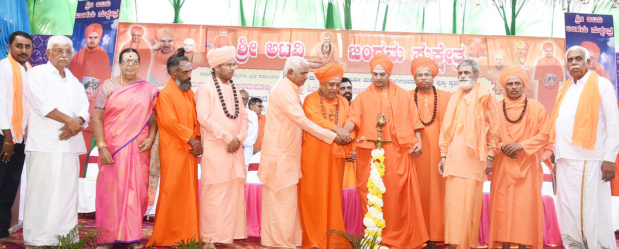 ತುಮಕೂರು ತಾಲ್ಲೂಕಿನ ಚಿಕ್ಕತೊಟ್ಲುಕೆರೆ ಮಠದಲ್ಲಿ ಭಾನುವಾರ ಧರ್ಮ ಸಭೆ ನಡೆಯಿತು. ಹಿರೇಮಠದ ಶಿವಾನಂದ ಶಿವಾಚಾರ್ಯ ಸ್ವಾಮೀಜಿ, ಸಿದ್ಧಗಂಗಾ ಮಠದ ಶಿವಸಿದ್ದೇಶ್ವರ ಸ್ವಾಮೀಜಿ, ಅಟವಿ ಶಿವಲಿಂಗ ಸ್ವಾಮೀಜಿ, ಸಾಸನೂರು ಮಠದ ಮಹಾಂತಲಿಂಗ ಶಿವಾಚಾರ್ಯ ಸ್ವಾಮೀಜಿ, ಅರಕೆರೆ ಮಠದ ಶಿವಲಿಂಗ ಸ್ವಾಮೀಜಿ, ಬೆಳ್ಳಾವಿ ಕಾರದ ಮಠದ ಕಾರದ ವೀರ ಬಸವ ಸ್ವಾಮೀಜಿ ಇತರರು ಪಾಲ್ಗೊಂಡಿದ್ದರು