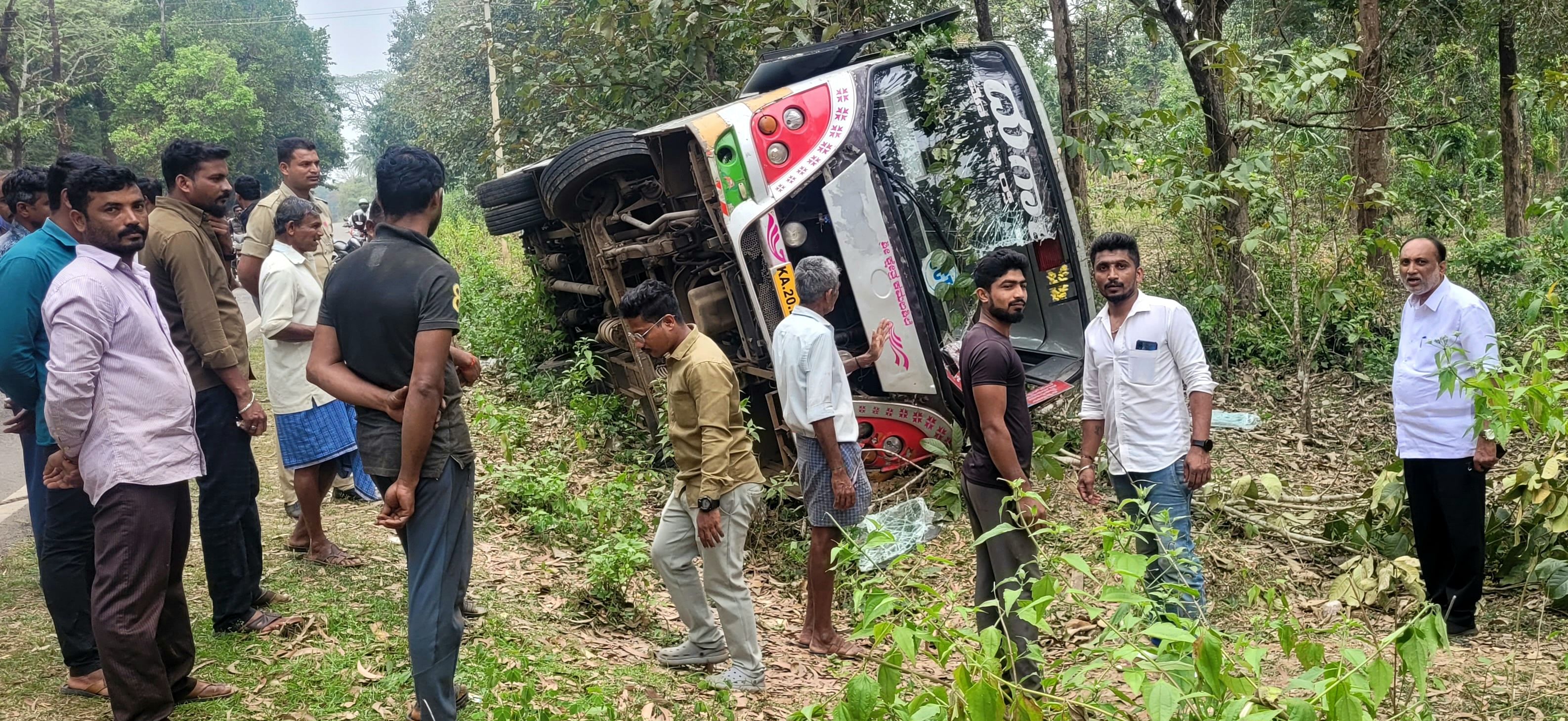 ರಿಪ್ಪನ್‌ಪೇಟೆ ಸಮೀಪದ ಚಿಕ್ಕಜೇನಿ ಗ್ರಾಮದಲ್ಲಿ ಖಾಸಗಿ ಬಸ್ ಉರುಳಿ ಬಿದ್ದಿರುವುದು