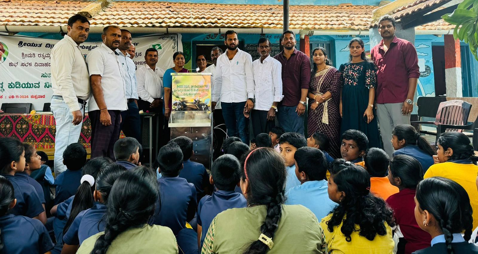 ಅರಕಲಗೂಡು ತಾಲ್ಲೂಕಿನ ಕಸಬಾ ಸರ್ಕಾರಿ ಪ್ರಾಥಮಿಕ ಶಾಲೆಗೆ ಕುಡಿಯುವ ನೀರಿನ ಶುದ್ಧೀಕರಣ ಯಂತ್ರಗಳನ್ನು ಕೊಡುಗೆಯಾಗಿ ನೀಡಿದರು.