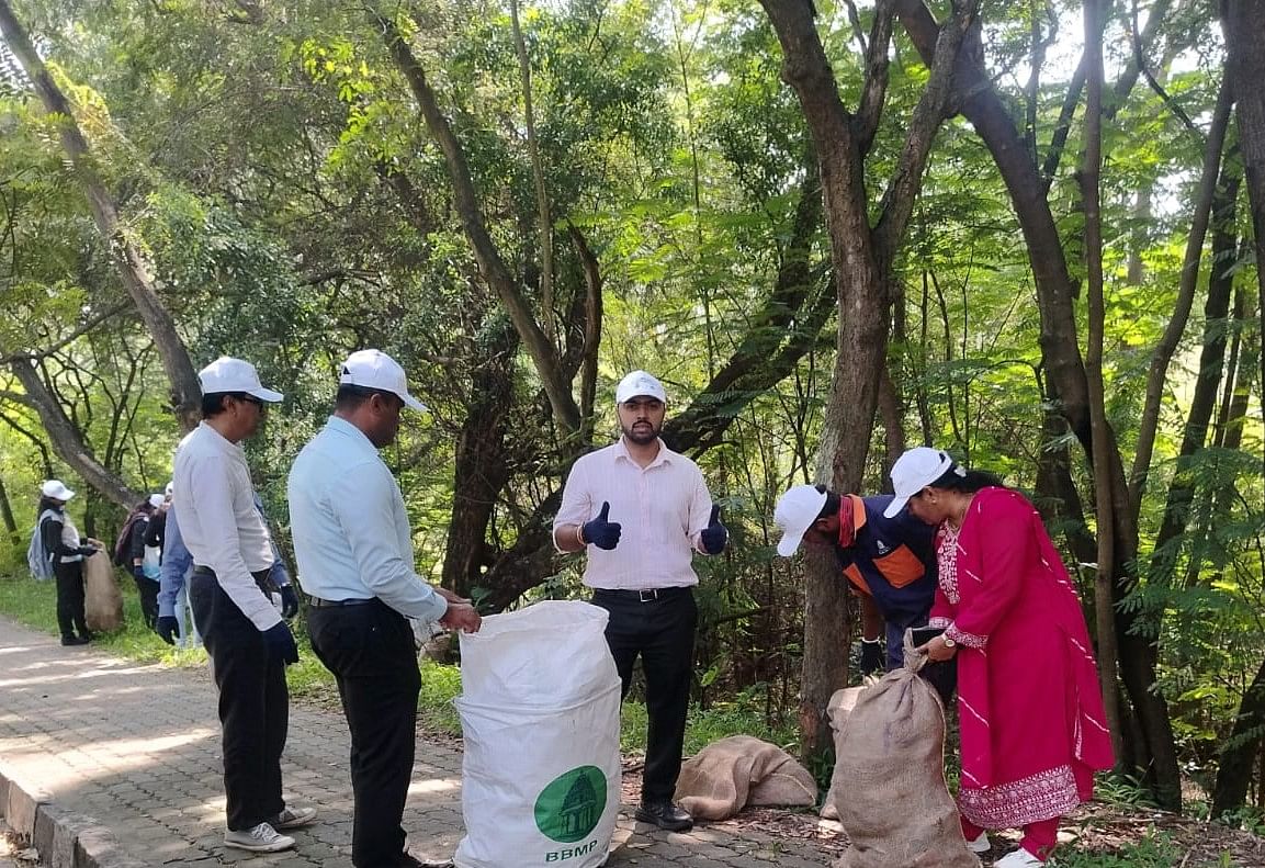 ಬಿಬಿಎಂಪಿ ವಲಯ ಜಂಟಿ ಆಯುಕ್ತ ಅಜಯ್ ವಿ ಅವರು ಬೆಂಗಳೂರು ವಿಶ್ವವಿದ್ಯಾಲಯದಲ್ಲಿ ಸ್ವಚ್ಛತಾ ಆಂದೋಲನದಲ್ಲಿ ಪಾಲ್ಗೊಂಡರು.