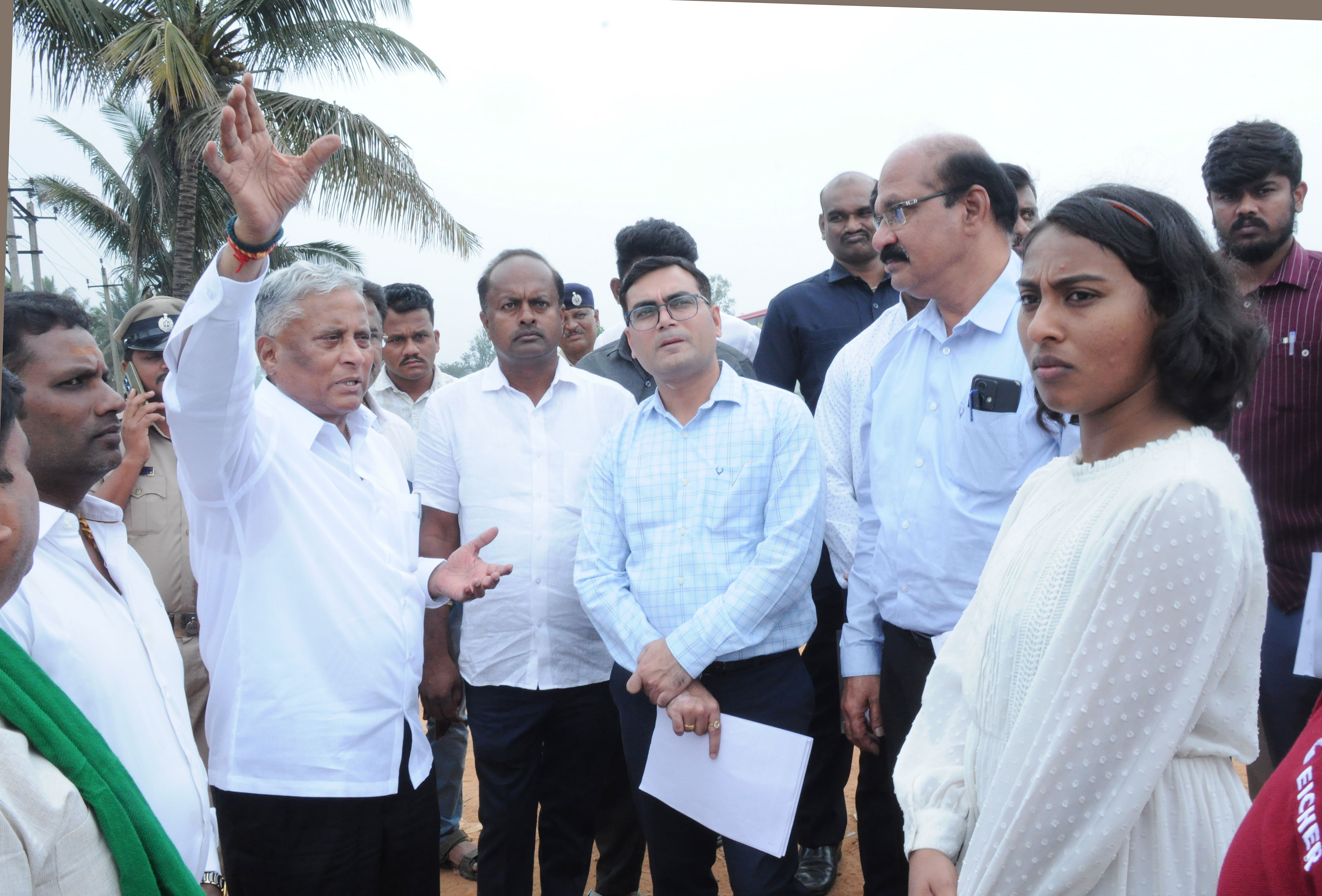 ತುಮಕೂರು ಹೊರವಲಯದಲ್ಲಿ ಮಂಗಳವಾರ ಹೆದ್ದಾರಿ ಕಾಮಗಾರಿಯನ್ನು ಕೇಂದ್ರ ಸಚಿವ ವಿ.ಸೋಮಣ್ಣ ಪರಿಶೀಲಿಸಿದರು. ಹೆದ್ದಾರಿ ಪ್ರಾಧಿಕಾರದ ಅಧಿಕಾರಿಗಳು ಭಾಗವಹಿಸಿದ್ದರು