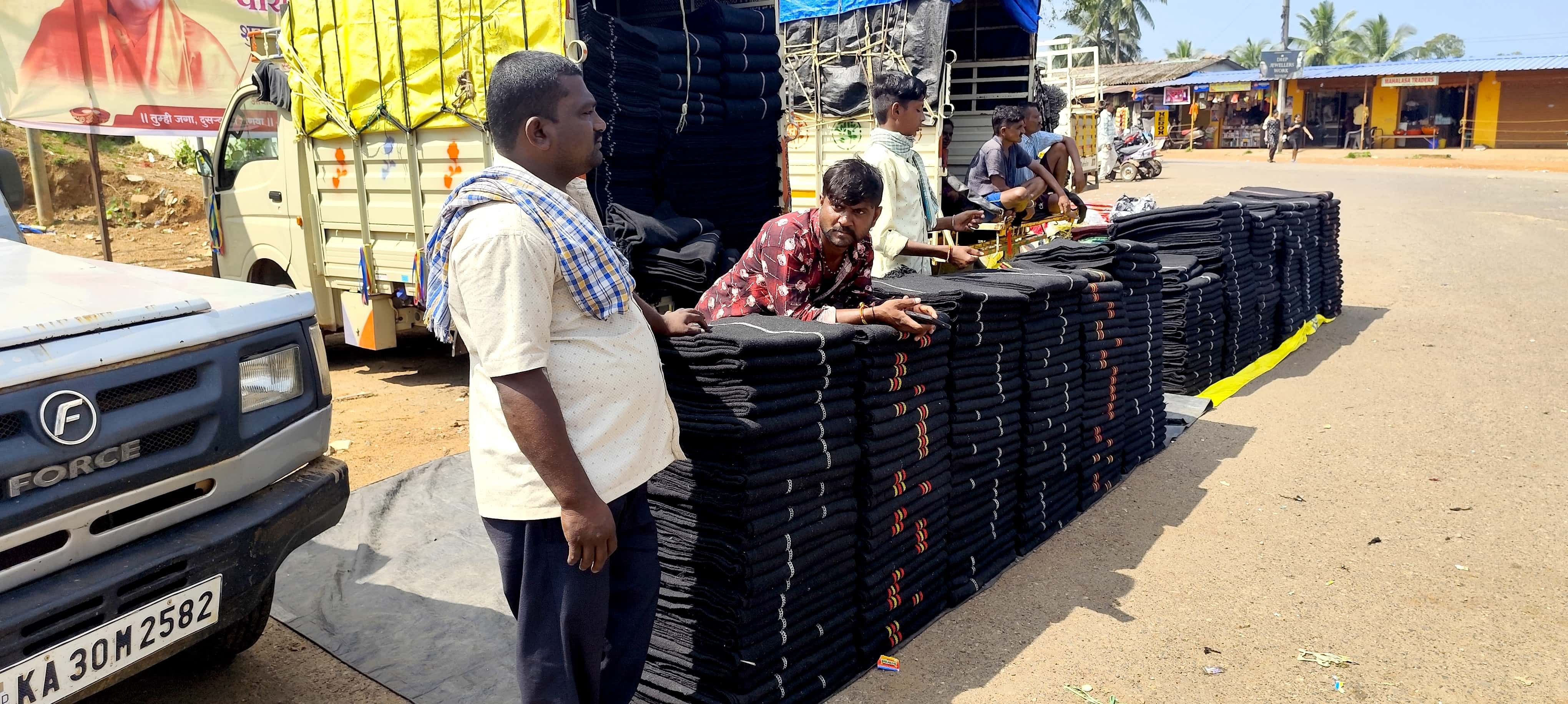 ಜೊಯಿಡಾದ ಶಿವಾಜಿ ವೃತ್ತದಲ್ಲಿ ಮಾರಾಟಕ್ಕೆ ಇಟ್ಟ ಕಂಬಳಿಗಳು