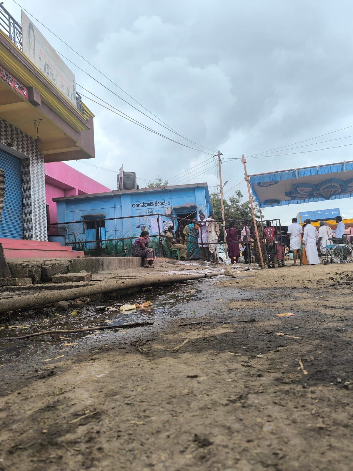 ತೋರಣಗಲ್‌ ಹೋಬಳಿಯ ವಡ್ಡುವಿನ ಅಂಗನವಾಡಿ ಕೇಂದ್ರದ ಸುತ್ತಲೂ ಆವರಿಸಿದ್ದ ಕೊಳಕು 