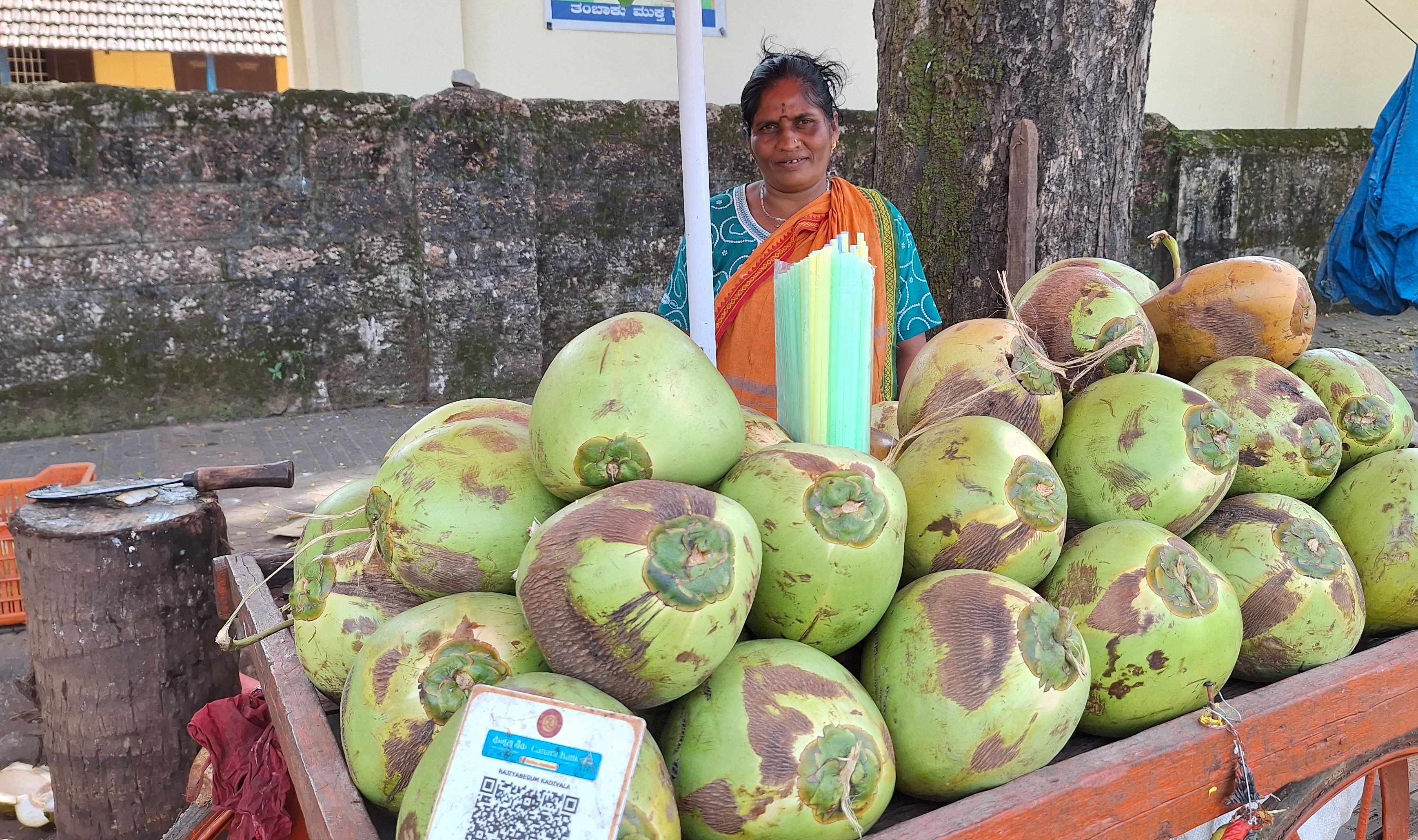 ರೇಣುಕಾ ಅವರ ತಳ್ಳುಗಾಡಿಯಲ್ಲಿರುವ ತಾಜಾ ಎಳನೀರು