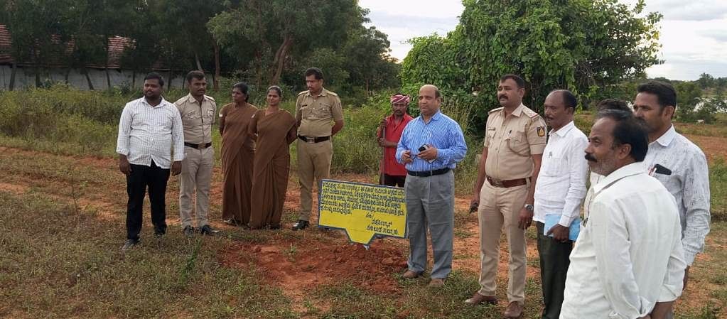 ಗುಡಿಬಂಡೆ ತಾಲ್ಲೂಕು ಕಡೇಹಳ್ಳಿ ಗ್ರಾಮದ ಸರ್ವೆ ನಂಬರ್ 131ರ ಜಮೀನಿಗೆ ತಾಲ್ಲೂಕು ಅಡಳಿತ ನಾಮಫಲಕ ಅಳವಡಿಸಿರುವುದು