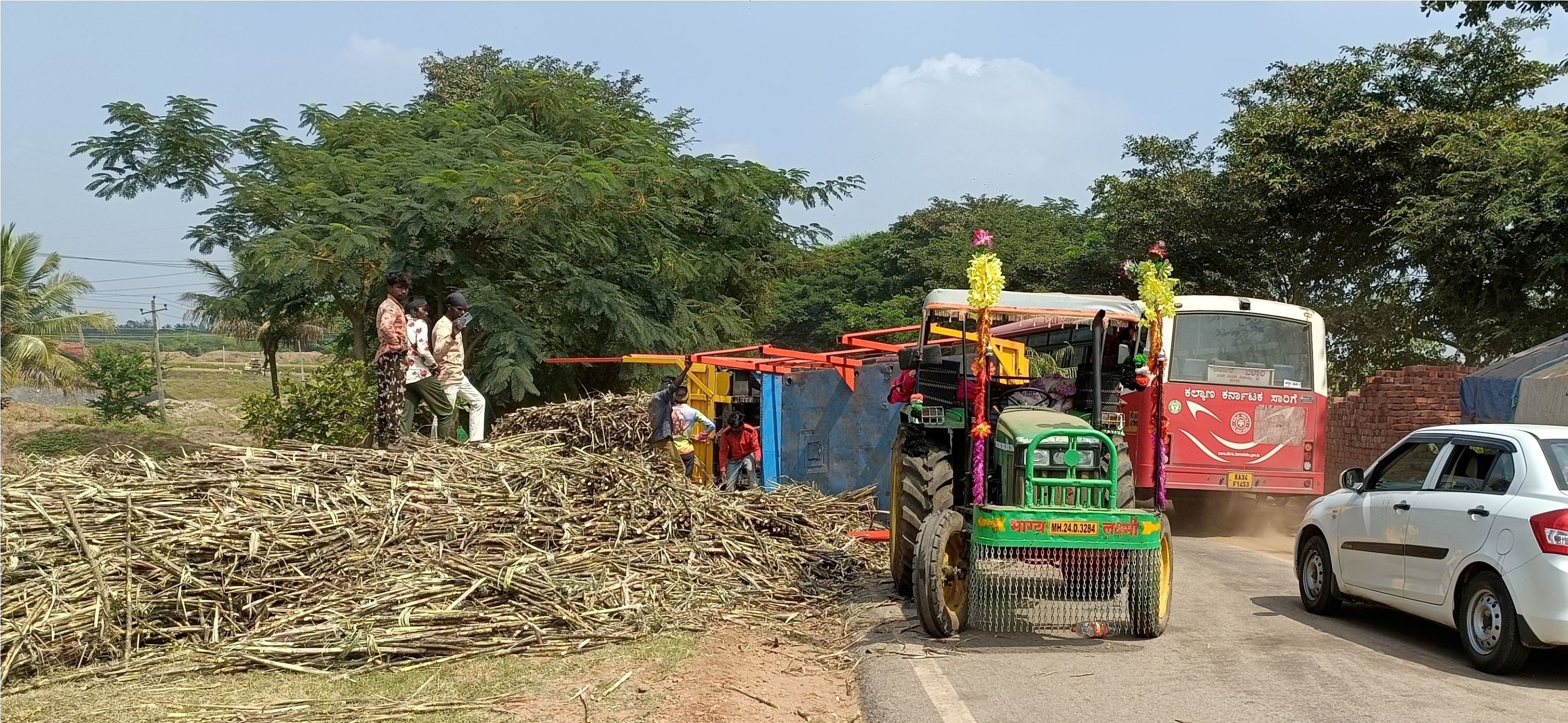 ಹರಿಹರ ಹೊರವಲಯದ ಕರಲಹಳ್ಳಿ ಬಳಿ ಹೊಸಪೇಟೆ-ಶಿವಮೊಗ್ಗ ಹೆದ್ದಾರಿಯಲ್ಲಿ ಅ.9ರಂದು ಕಬ್ಬು ಸಾಗಣೆಯ ಡಬಲ್ ಟ್ರ್ಯಾಲಿ ಟ್ರ್ಯಾಕ್ಟರ್ ಉರುಳಿ ಬಿದ್ದು ಬೆಳಿಗ್ಗೆಯಿಮದ ಸಂಜೆವರೆಗೂ ವಾಹನ ಸಂಚಾರಕ್ಕೆ ಅಡಚಣೆಯಾಗಿತ್ತು