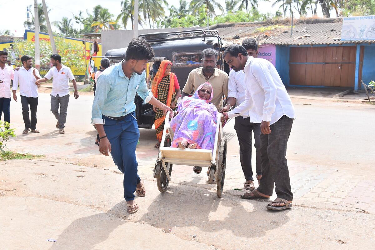 ಹಾವೇರಿ ಜಿಲ್ಲೆಯ ಶಿಗ್ಗಾವಿ ಕ್ಷೇತ್ರದ ಹುಲಗೂರಿನಲ್ಲಿ ವೃದ್ಧೆಯೊಬ್ಬರು ಗಾಲಿಕುರ್ಚಿಯಲ್ಲಿ ಮತಗಟ್ಟೆಗೆ ಬಂದು, ಮತ ಚಲಾಯಿಸಿದರು – ಪ್ರಜಾವಾಣಿ ಚಿತ್ರ / ಮಾಲತೇಶ ಇಚ್ಚಂಗಿ