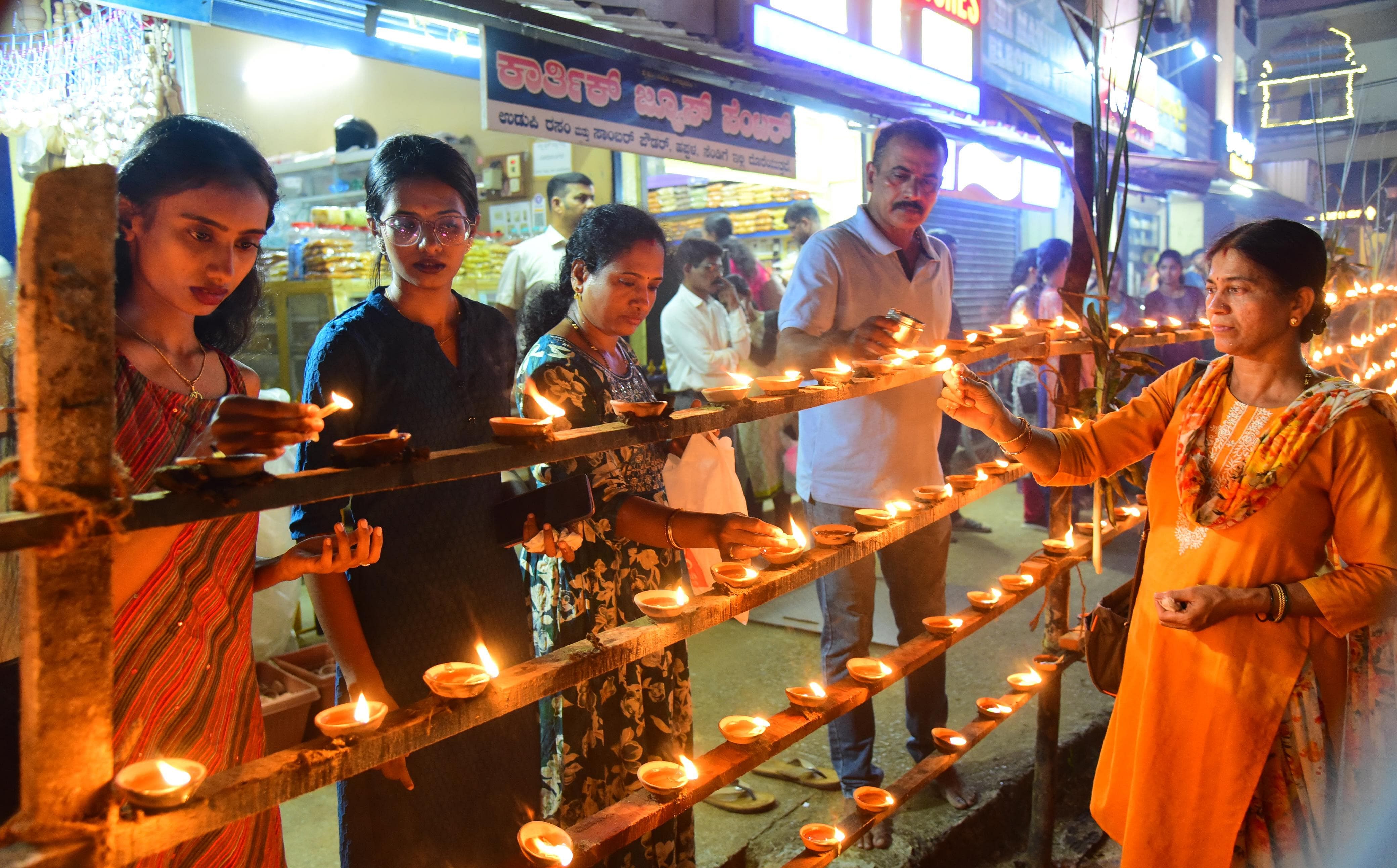 ಉಡುಪಿಯ ಶ್ರೀಕೃಷ್ಣ ಮಠದಲ್ಲಿ ಹಣತೆ ಬೆಳಗಿಸಿದ ಭಕ್ತರು