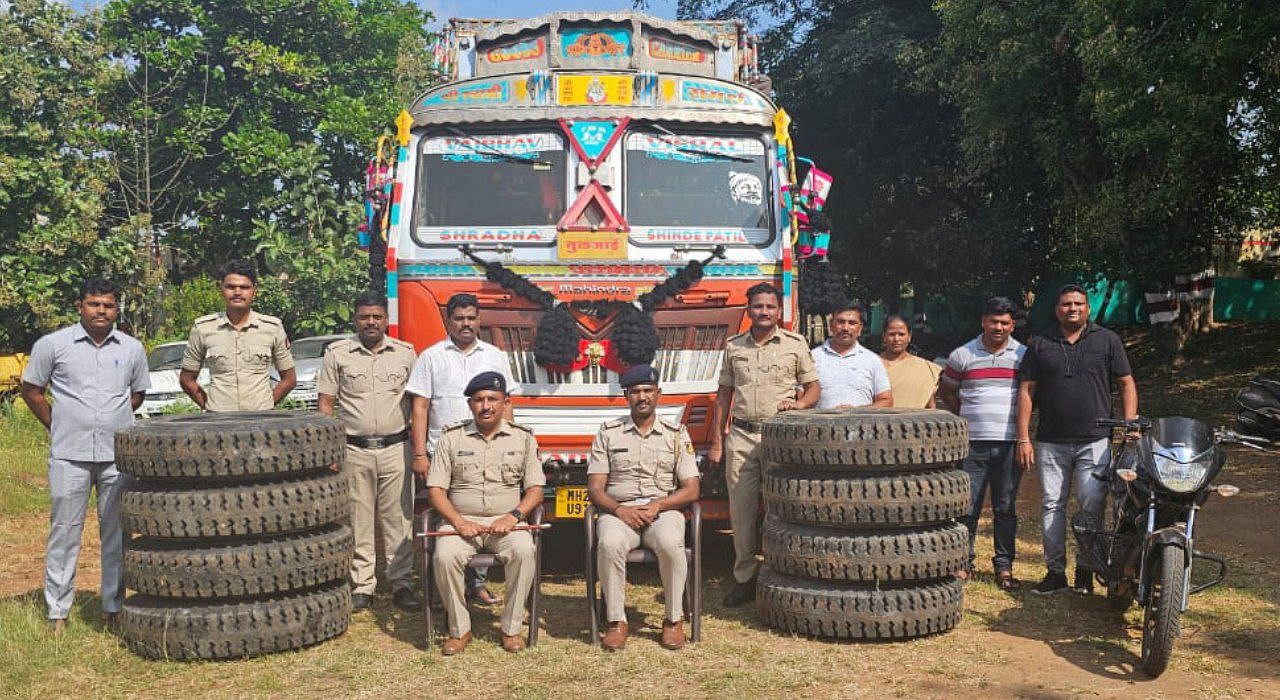 ಚಿಕ್ಕೋಡಿ ತಾಲೂಕಿನ ಕರೋಶಿ ಗ್ರಾಮದಲ್ಲಿ ಕಳ್ಳತನವಾಗಿದ್ದ ಲಾರಿ,ಬೈಕ್,ಟೈರ್ ಸೇರಿದಂತೆ ₹ 37.40 ಲಕ್ಷ ಮೌಲ್ಯದ ಸ್ವತ್ತುಗಳನ್ನು ಚಿಕ್ಕೋಡಿ ಠಾಣೆ ಪೊಲೀಸರು ವಶಪಡಿಸಿಕೊಂಡಿದ್ದಾರೆ