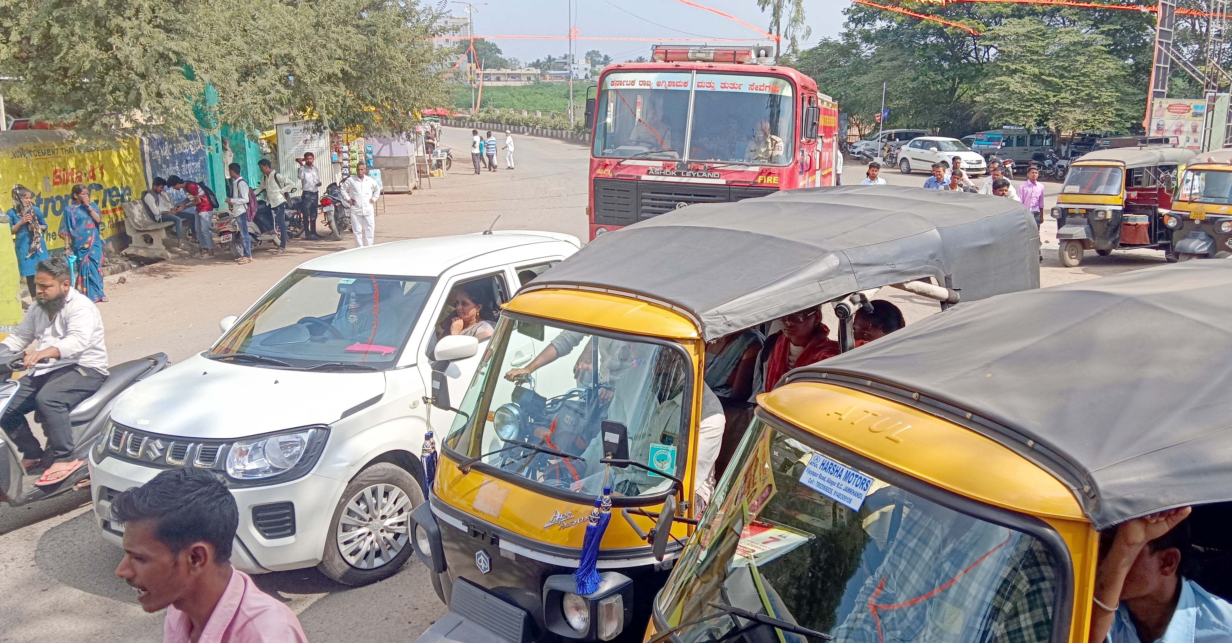 ತೇರದಾಳದ ಉಪನೋಂದಣಿ ಕಚೇರಿ ಮುಂಭಾಗದ ರಾಜ್ಯ ಹೆದ್ದಾರಿಯಲ್ಲಿ ಸಂಚಾರ ದಟ್ಟನೆಯಾಗುತ್ತಿದ್ದು ಬುಧವಾರ ಅಗ್ನಿಶಾಮಕ ದಳದ ವಾಹನಕ್ಕೂ ಅದರ ಬಿಸಿ ಮುಟ್ಟಿತು.