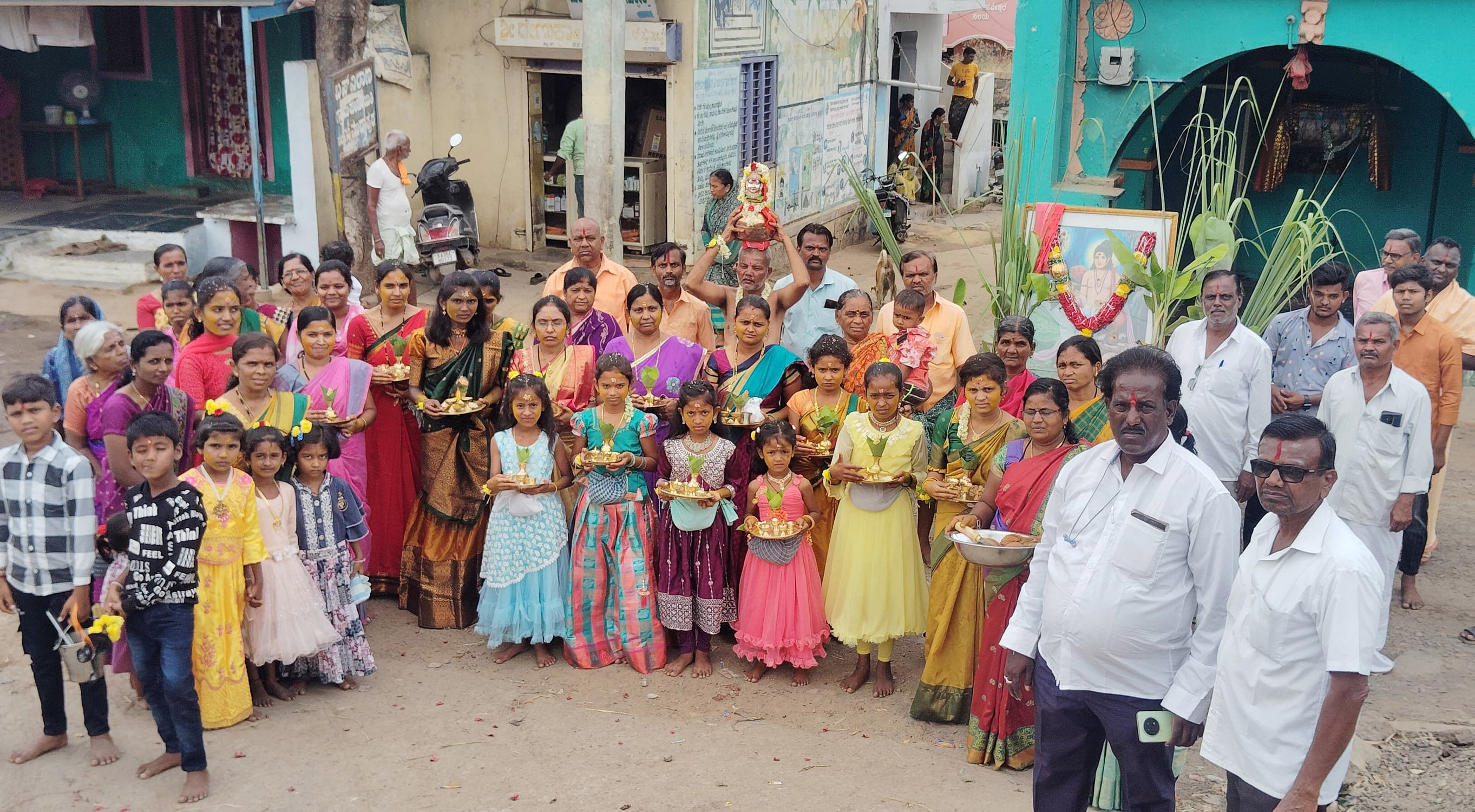 ಕಂಪ್ಲಿ ತಾಲ್ಲೂಕು ನಂ.10 ಮುದ್ದಾಪುರ ಗ್ರಾಮದಲ್ಲಿ ದೇವಲ ಮಹರ್ಷಿ ಜಯಂತ್ಯುತ್ಸವ ಅಂಗವಾಗಿ ಬುಧವಾರ ಅವರ ಭಾವಚಿತ್ರದ ಮೆರವಣಿಗೆ ಜರುಗಿತು