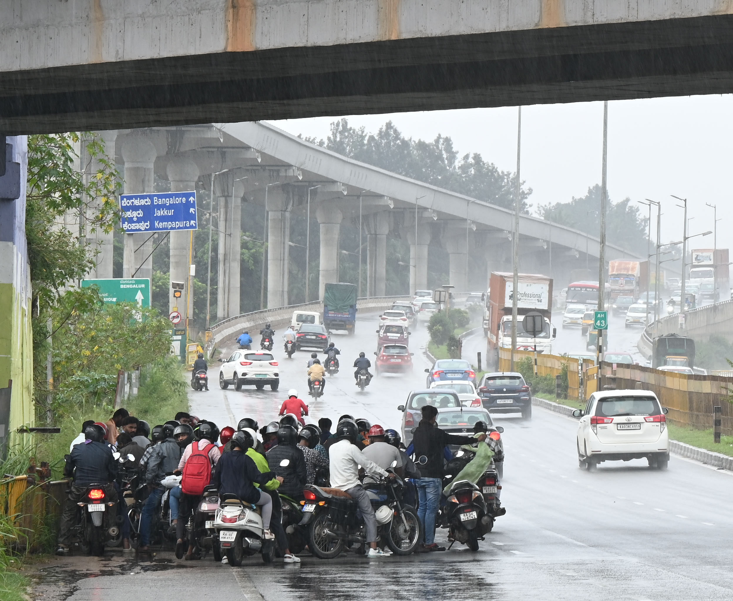 ಗುರುವಾರ ಮಳೆ ಬಂದಾಗ ನಗರದ ಯಲಹಂಕ ಬಳಿ ಏರ್‌ಪೋರ್ಟ್‌ ರಸ್ತೆಯಲ್ಲಿ ರೈಲ್ವೆ ಮೇಲ್ಸೇತುವೆಯ ಕೆಳಗೆ ದ್ವಿಚಕ್ರ ವಾಹನ ಸವಾರರು ಆಶ್ರಯ ಪಡೆದಿದ್ದರು
ಪ್ರಜಾವಾಣಿ ಚಿತ್ರ: ಬಿ.ಕೆ. ಜನಾರ್ದನ್