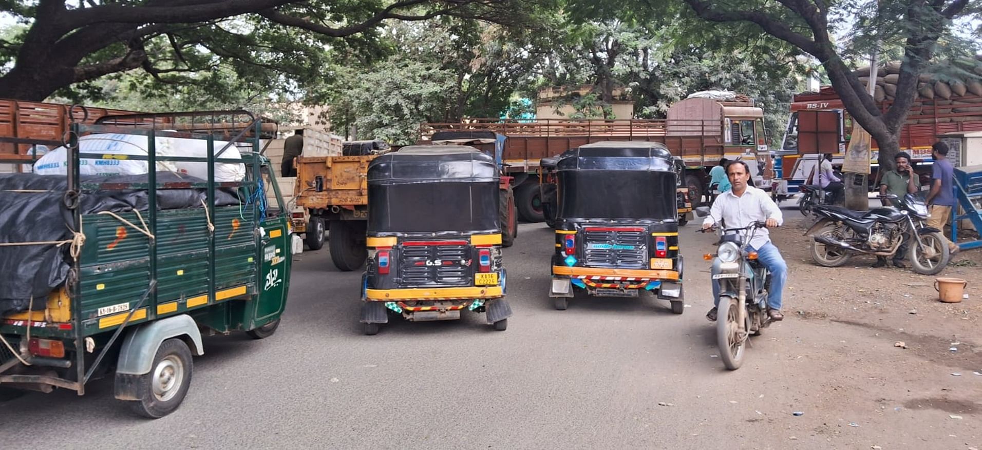 ಚಿತ್ರದುರ್ಗದ ಎಪಿಎಂಸಿ ಮಾರುಕಟ್ಟೆ ಪ್ರಾಂಗಣದಲ್ಲಿ ಟ್ರಾಫಿಕ್‌ ಜಾಮ್‌ ಉಂಟಾಗಿರುವುದು