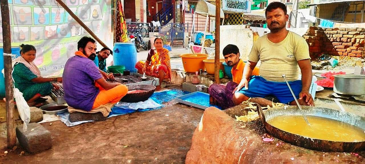 ಕೊಟ್ಟೂರಿನ ಕರೂರು ಮಹಾಂತೇಶ್ ಇವರ ಮನೆಯಲ್ಲಿ ಸಕ್ಕರೆ ಆರತಿ ತಯಾರಿಸುತ್ತಿರುವುದು 