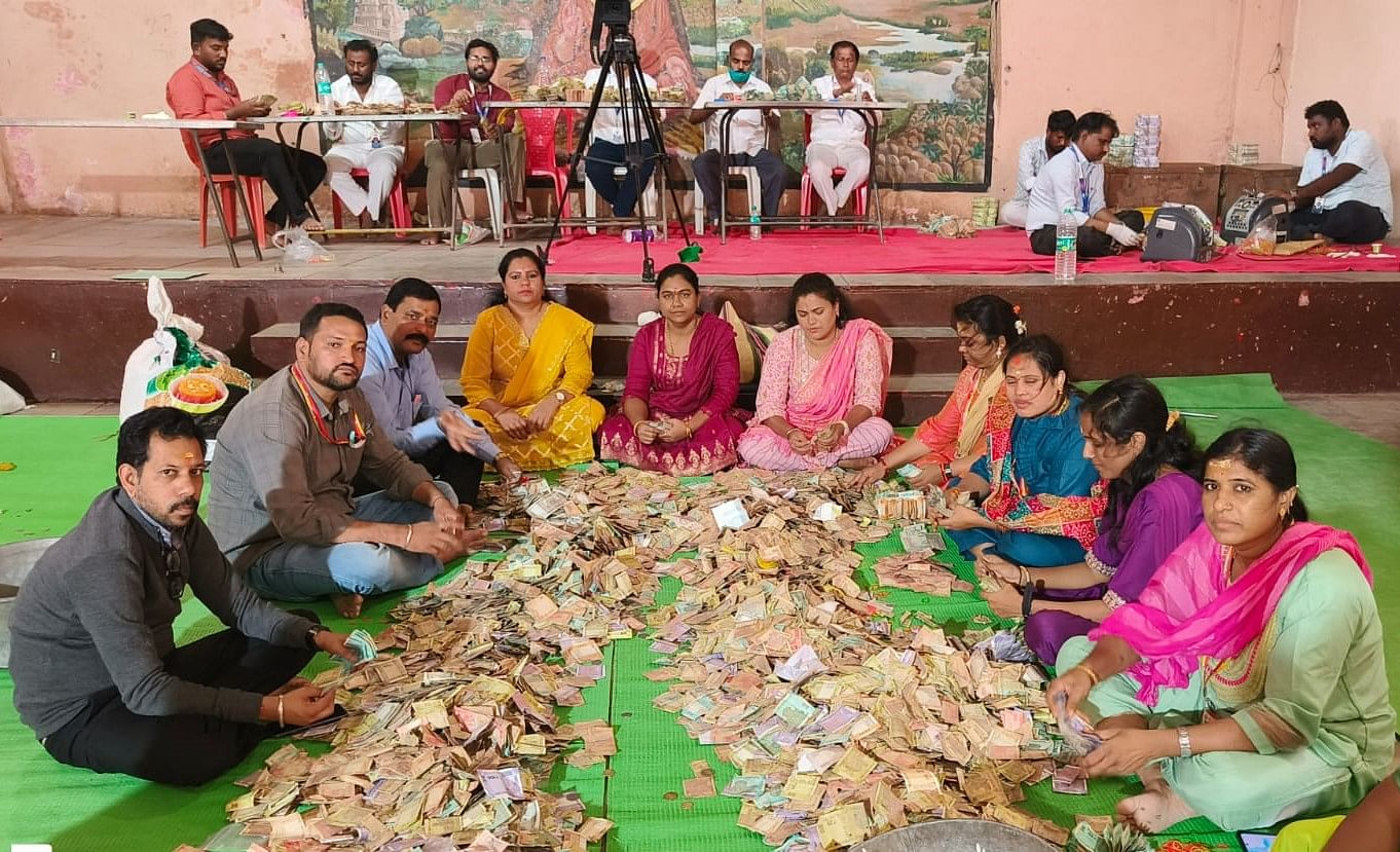 ಅಫಜಲಪುರ ತಾಲ್ಲೂಕಿನ ದೇವಲ ಗಾಣಗಾಪುರದ ದತ್ತ ಮಹಾರಾಜರ ದೇವಸ್ಥಾನದಲ್ಲಿ ಸಮಿತಿಯ ಅಧಿಕಾರಿಗಳು ಹಾಗೂ ಬ್ಯಾಂಕ್ ಸಿಬ್ಬಂದಿಯವರು ಹುಂಡಿ ಎಣಿಕೆ ಮಾಡುತ್ತಿರುವುದು.