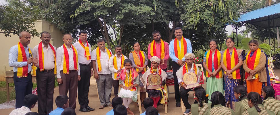 ದೊಡ್ಡಬಳ್ಳಾಪುರ ತಾಲ್ಲೂಕಿನ ಅರಳುಮಲ್ಲಿಗೆ ಸರ್ಕಾರಿ ಪ್ರೌಢ ಶಾಲೆಯಲ್ಲಿ ಕರ್ನಾಟಕ ರಾಜ್ಯೋತ್ಸವ ಹಾಗೂ ಎಸ್‌ಎಸ್‌ಎಲ್‌ಸಿ ಪರೀಕ್ಷೆಯ ಕನ್ನಡ ಭಾಷಾ ವಿಷಯದಲ್ಲಿ ಹೆಚ್ಚು ಅಂಕ ಪಡೆದ ವಿದ್ಯಾರ್ಥಿಗಳನ್ನು ಎ.ವೆಂಕಟರಾಮಯ್ಯ ಅವರ ನೆನಪಿನಲ್ಲಿ ನಗದು ಪುರಸ್ಕಾರ ನೀಡಿ ಅಭಿನಂದಿಸಲಾಯಿತು