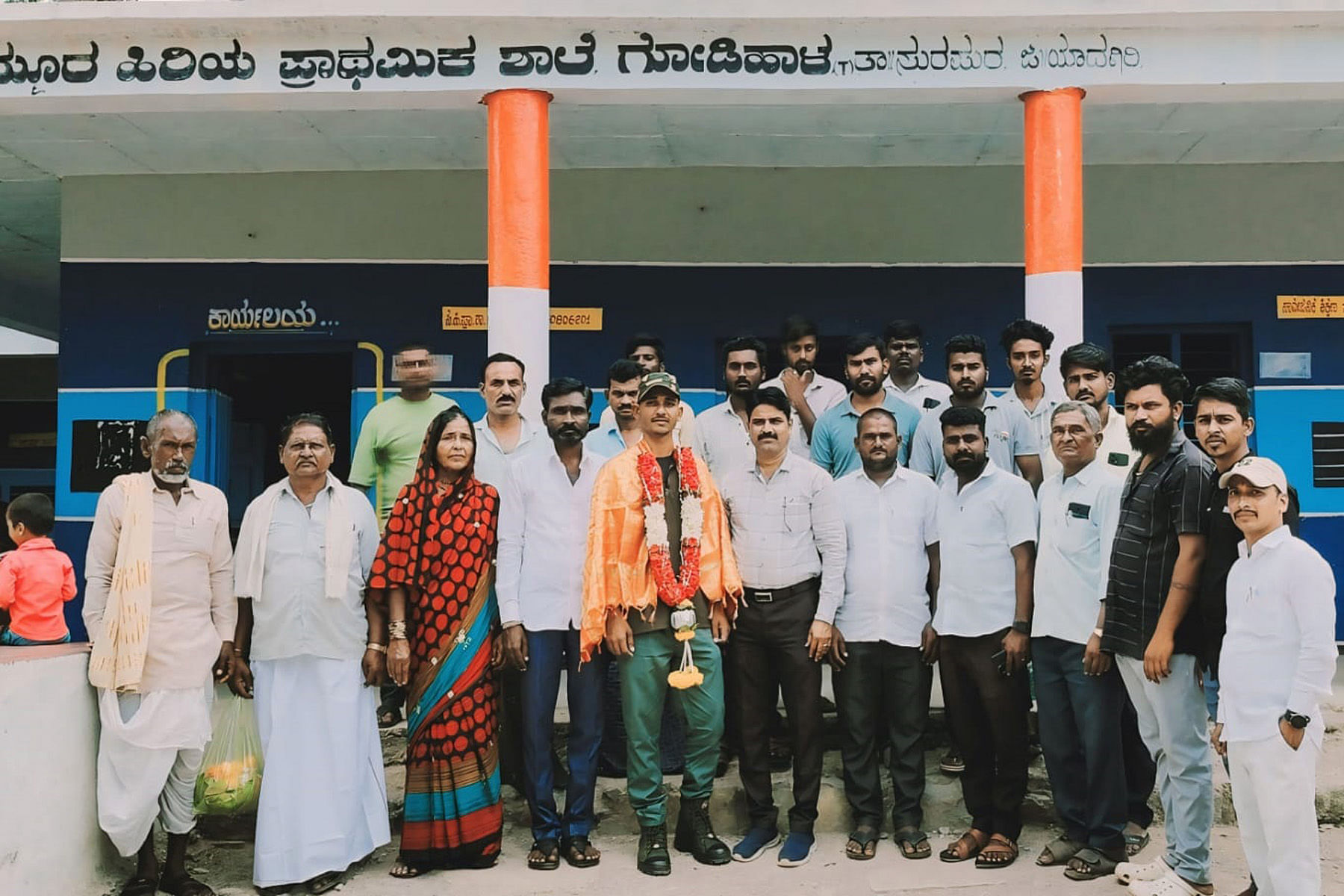 ಭಾರತೀಯ ಸೇನೆಗೆ ಆಯ್ಕೆಯಾದ ಸದ್ದಾಂ ಹುಸೇನ್ ಅವರನ್ನು ಕಕ್ಕೇರಾ ಪಟ್ಟಣದ ಸಮೀಪದ ಗೋಡಿಹಾಳ (ಟಿ) ಸರ್ಕಾರಿ ಶಾಲೆಯಲ್ಲಿ ಮಕ್ಕಳ ಜಯಂತಿ ಪ್ರಯುಕ್ತ ಶಿಕ್ಷಕರು, ಗ್ರಾಮಸ್ಥರು ಸನ್ಮಾನಿಸಿದರು