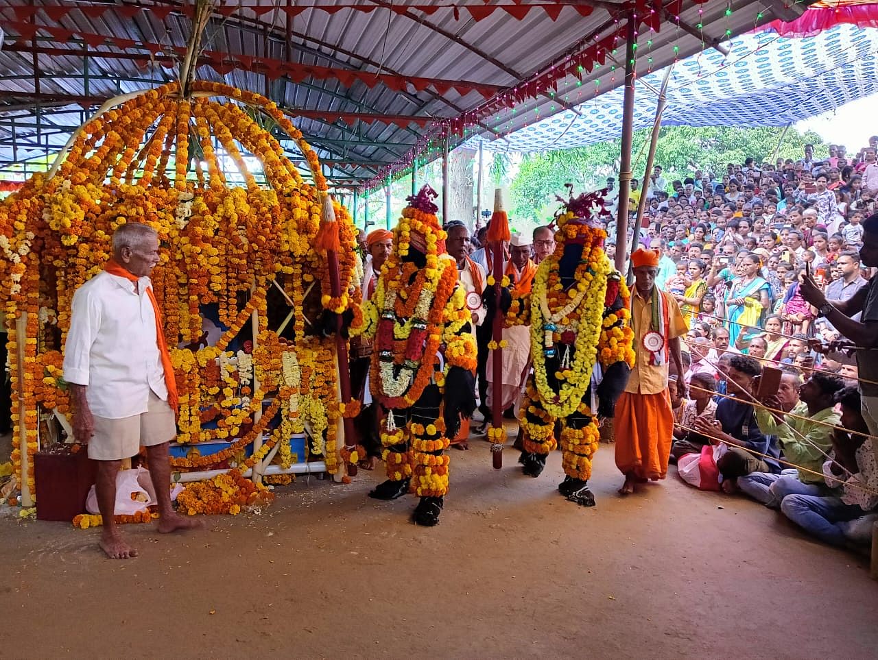 ಜೊಯಿಡಾದ ಗಾವಡೆವಾಡಾದಲ್ಲಿ ಗುರುವಾರ ಕಂಬಳಿ ಪ್ರೀಯ ಖಾಫ್ರಿ ದೇವರ ಜಾತ್ರೆ ನಡೆಯಿತು