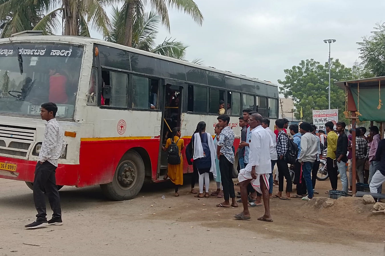 ಕವಿತಾಳ ಸಮೀಪದ ಹಾಲಾಪುರದಲ್ಲಿ ಬಸ್‌ ಹತ್ತಲು ಪರದಾಡುತ್ತಿರುವ ವಿದ್ಯಾರ್ಥಿಗಳು