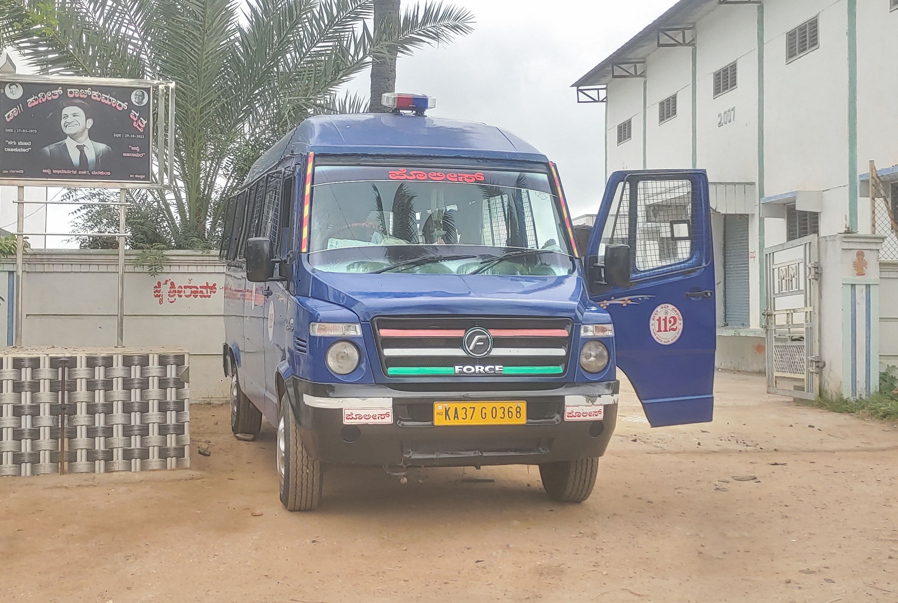 ಮರಕುಂಬಿ ಗ್ರಾಮದ ಶಾಲೆಯ ಬಳಿ ಬಿಗಿ ಪೊಲೀಸರ ಕಣ್ಗಾವಲು