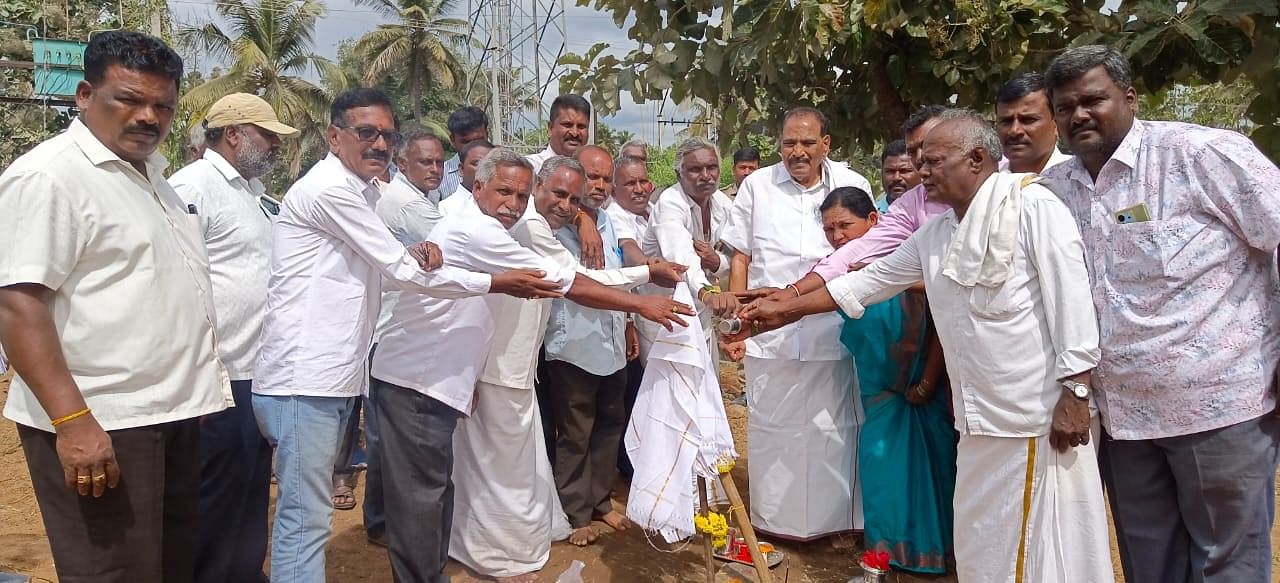 ಅರಸೀಕೆರೆ ತಾಲ್ಲೂಕಿನ ಬಾಗಿಲಘಟ್ಟದಿಂದ ಜೋಯಿಸರಕೊಪ್ಪಲಿನವರೆಗೆ ಎತ್ತಿನಹೊಳೆ ಯೋಜನೆಯಡಿ ₹50 ಲಕ್ಷ ವೆಚ್ಚದ ಸಿ.ಸಿ.ರಸ್ತೆ ನಿರ್ಮಾಣ ಕಾಮಗಾರಿಗೆ ಗುರುವಾರ ಚಿಕ್ಕಣ್ಣನಕೊಪ್ಪಲು ಗ್ರಾಮದಲ್ಲಿ ಶಾಸಕ ಕೆ.ಎಂ.ಶಿವಲಿಂಗೇಗೌಡ ಭೂಮಿ ಪೂಜೆ ನೆರವೇರಿಸಿದರು