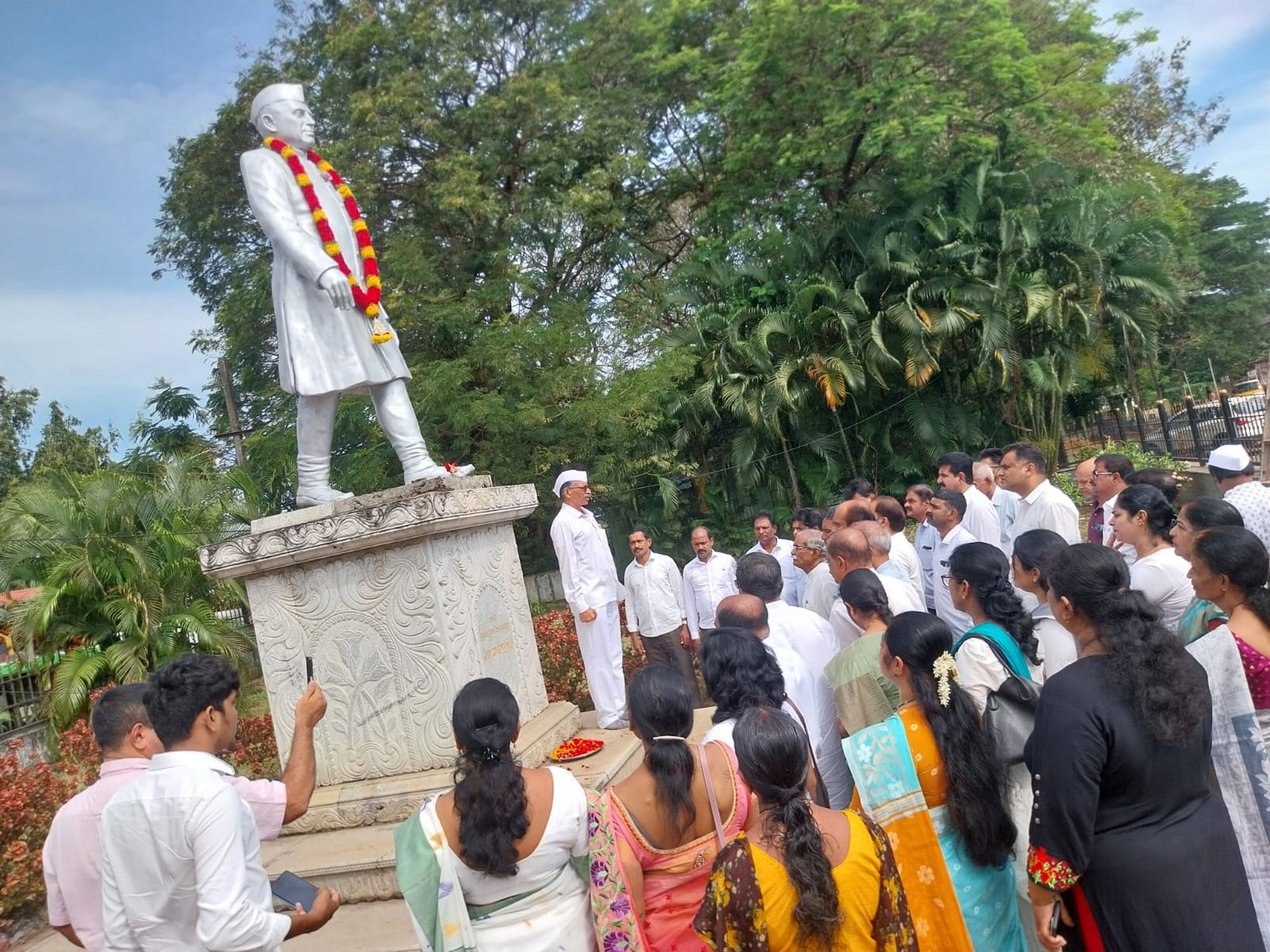 ಕಾಂಗ್ರೆಸ್ ಪಕ್ಷದ ದಕ್ಷಿಣ ಕನ್ನಡ ಜಿಲ್ಲಾ ಘಟಕದ ವತಿಯಿಂದ ಜವಹರಲಾಲ್ ನೆಹರೂ ಜನ್ಮದಿನವನ್ನು ನಗರದಲ್ಲಿ ಗುರುವಾರ ಆಚರಿಸಲಾಯಿತು