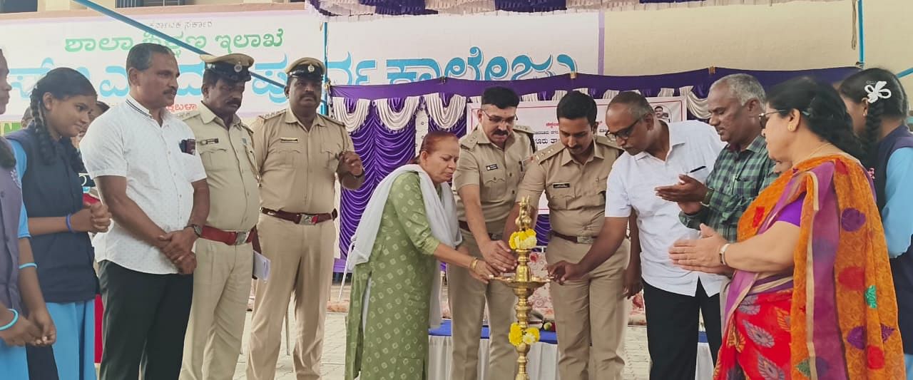 ಗೌರಿಬಿದನೂರು ನಗರದ ಎಸ್ಎಸ್ಇಎ ಪಿಯು ಕಾಲೇಜಿನಲ್ಲಿ ಗುರುವಾರ ಮಕ್ಕಳ ಸುರಕ್ಷತಾ ಕಾರ್ಯಕ್ರಮ ಉದ್ಘಾಟನೆ ಮತ್ತು ಕಾನೂನು ಅರಿವು ಹಮ್ಮಿಕೊಳ್ಳಲಾಯಿತು 