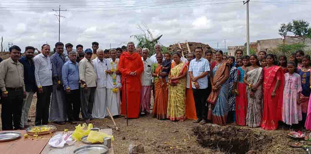 ಹಿರಿಯೂರು ತಾಲ್ಲೂಕಿನ ಐಮಂಗಲ ಗ್ರಾಮದ ಹೊರವಲಯದಲ್ಲಿರುವ ಎಸ್‌ವಿಎಸ್ ಪ್ರೌಢಶಾಲೆಯ ಆವರಣದಲ್ಲಿ ನೂತನ ಕಟ್ಟಡ ನಿರ್ಮಾಣ ಕಾಮಗಾರಿಗೆ ಬಸವಕುಮಾರ ಸ್ವಾಮೀಜಿ ಭೂಮಿ ಪೂಜೆ ನೆರವೇರಿಸಿದರು