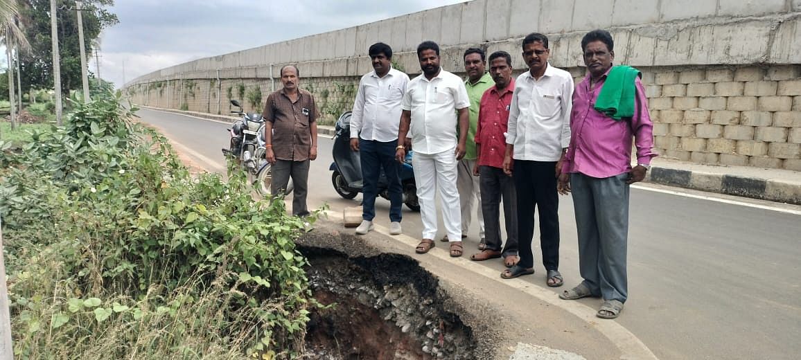 ಹಾರೋಹಳ್ಳಿ ರಾಷ್ಟ್ರೀಯ ಹೆದ್ದಾರಿ ಪಕ್ಕದಲ್ಲಿ ಗುಂಡಿ ಬಿದ್ದಿರುವುದರಿಂದ ರೈತ ಸಂಘ ಮತ್ತು ಕನ್ನಡ ಪರ ಸಂಘಟನೆಗಳ ಪದಾಧಿಕಾರಿಗಳು ಆಕ್ರೋಶ ವ್ಯಕ್ತಪಡಿಸಿದರು 