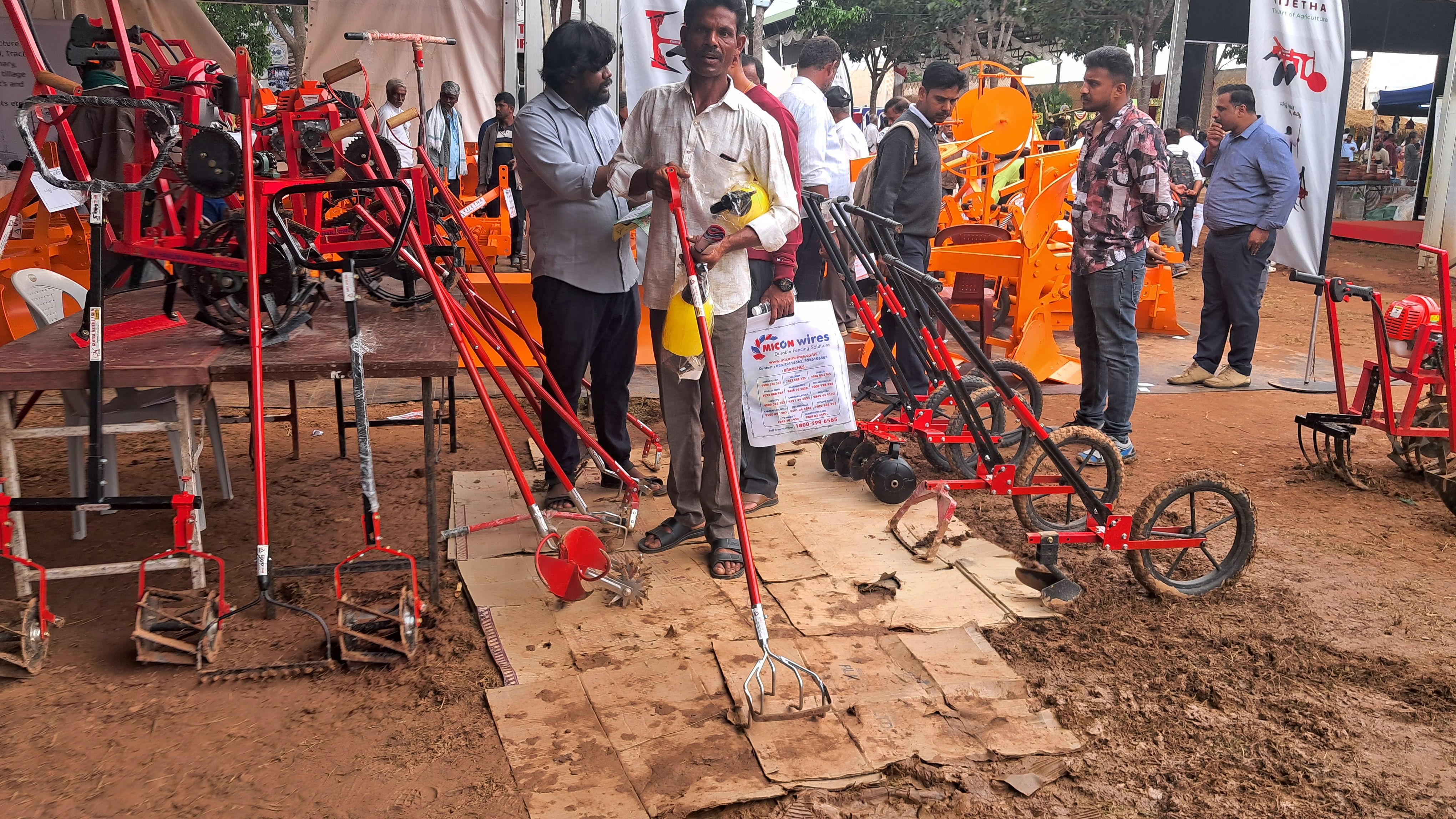 ಕಳೆ ತೆಗೆಯುವ ವಿವಿಧ ಯಂತ್ರಗಳನ್ನು ಪರೀಕ್ಷಿಸುತ್ತಿರುವ ರೈತರು