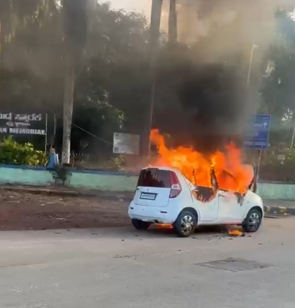 ಹೊತ್ತಿ ಉರಿದ ಕಾರು