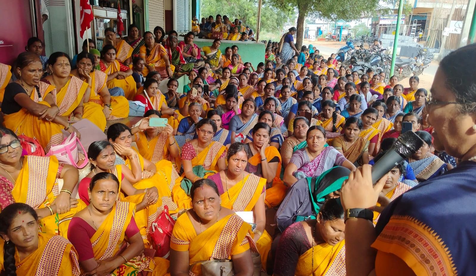 ಕನಕಗಿರಿಯ ಸಿಡಿಪಿಒ ಕಚೇರಿಯ ಮುಂದೆ ಅಂಗನವಾಡಿ ನೌಕರರು ಶುಕ್ರವಾರ ನಡೆಸಿದ ಪ್ರತಿಭಟನೆಯಲ್ಲಿ ಅಂಗನವಾಡಿ ನೌಕರರ ಸಂಘದ ರಾಜ್ಯ ಸಮಿತಿ ಅಧ್ಯಕ್ಷೆ ವರಲಕ್ಷ್ಮಿ ಮಾತನಾಡಿದರು