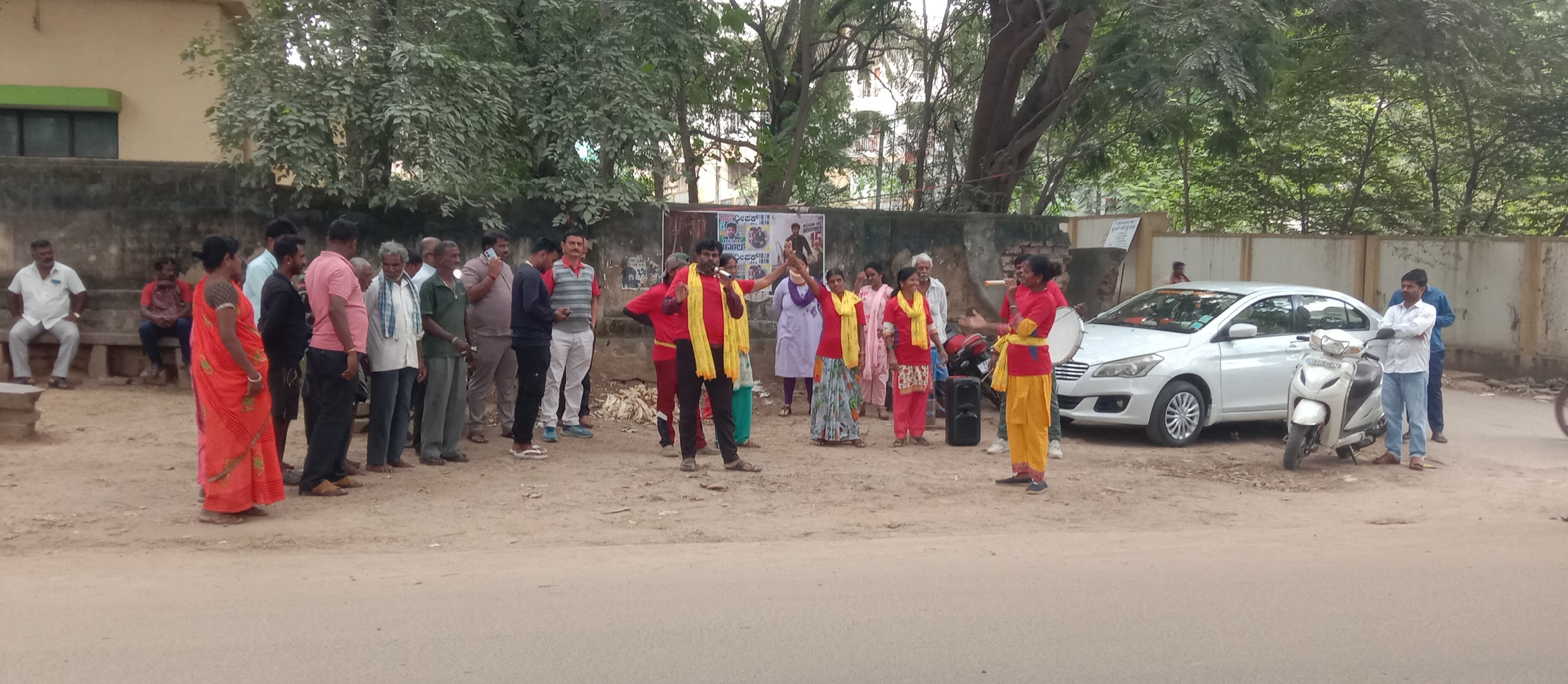 ಬಿಡದಿ ಪಟ್ಟಣದ ನೆಲ್ಲಿಗುಡ್ಡ ಕೆರೆ ರಸ್ತೆಯಲ್ಲಿ ಬೀದಿ ನಾಟಕ ಪ್ರದರ್ಶನ ಮಾಡಲಾಯಿತು