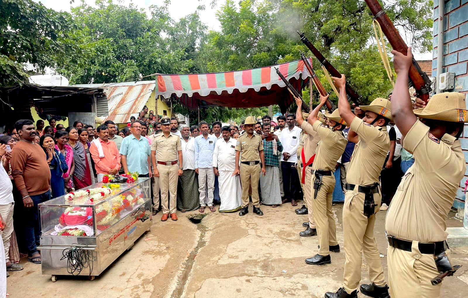 ಕುರುಗೋಡು ಸಮೀಪದ ಸಿರಿಗೇರಿ ಗ್ರಾಮದ ಮೃತಪೇದೆ ಗುರುಲಿಂಗಪ್ಪ ಭಜಂತ್ರಿ ಅವರ ಮೃತದೇಹದ ಬಳಿ ಪೊಲೀಸರು ಕುಶಾಲತೋಪು ಹಾರಿಸಿ ಗೌರವ ಸಮರ್ಪಿಸಿದರು