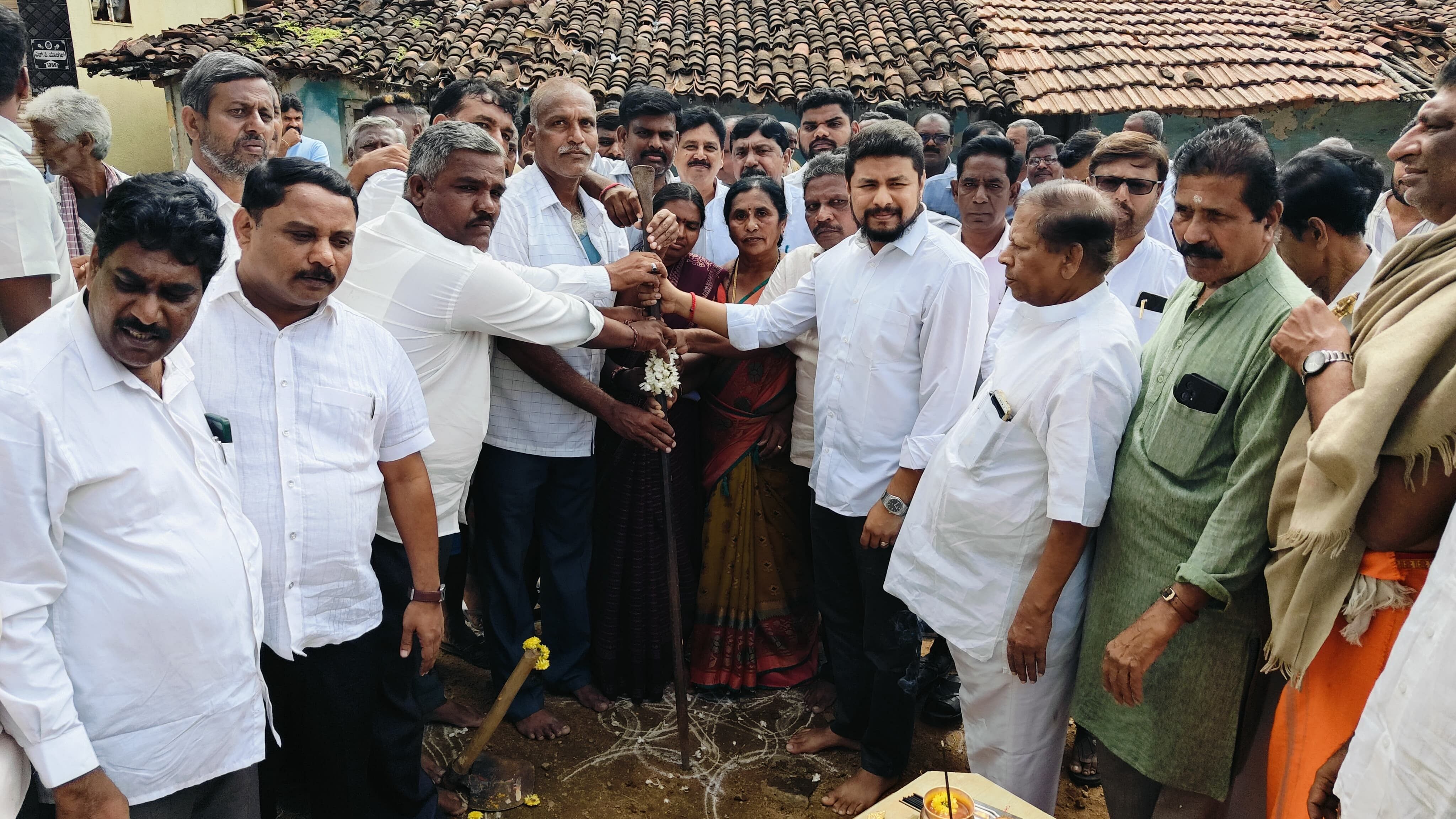 ನಂಜನಗೂಡು ತಾಲ್ಲೂಕಿನ ಹುಲ್ಲಹಳ್ಳಿಯಲ್ಲಿ ಶಾಸಕ ದರ್ಶನ್ ಧ್ರುವನಾರಾಯಣ ರಸ್ತೆ ನಿರ್ಮಾಣ ಕಾಮಗಾರಿಯ ಭೂಮಿ ಪೂಜೆ ನಡೆಸಿದರು