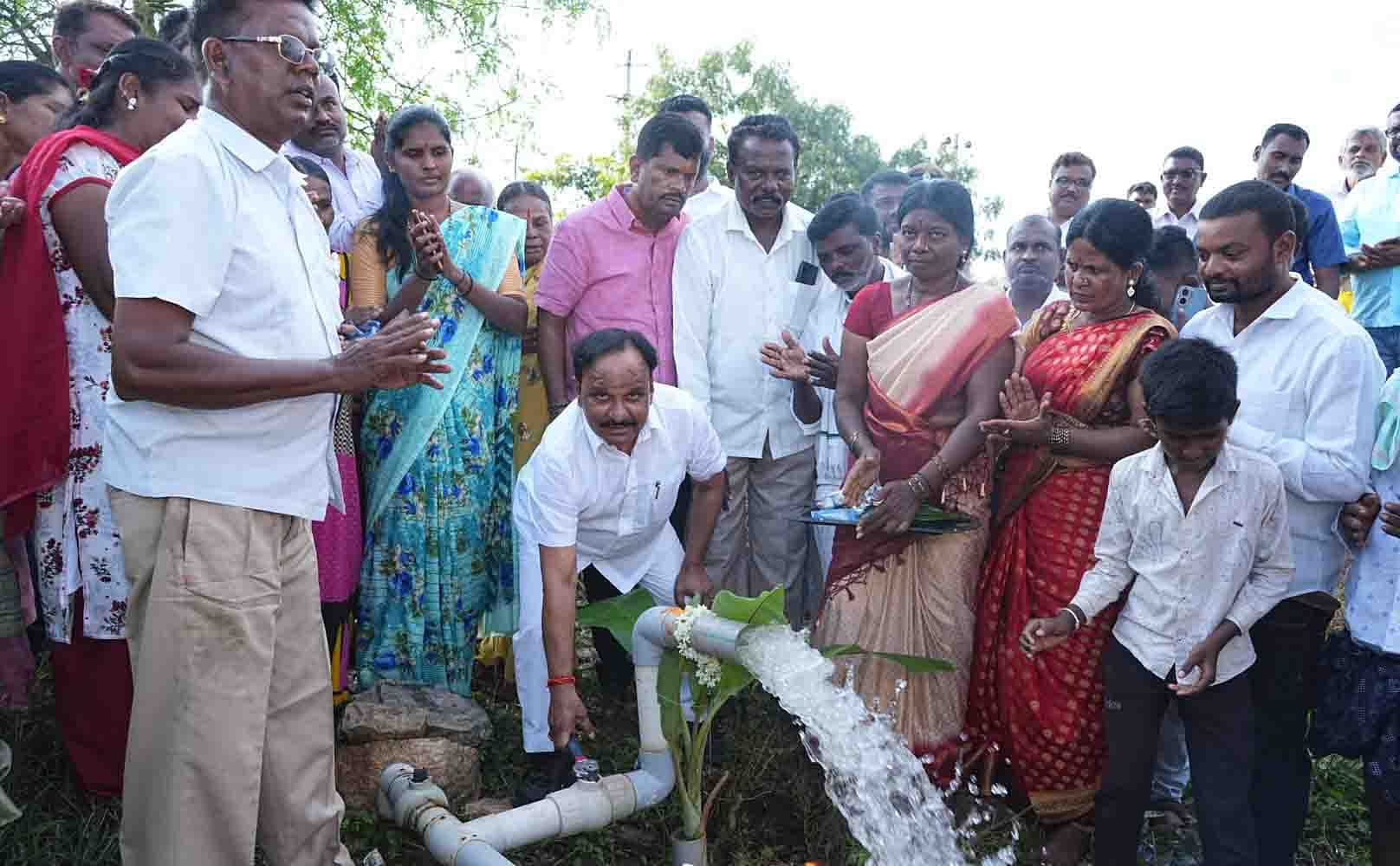 ಹಿರಿಯೂರು ತಾಲ್ಲೂಕಿನ ಕರಿಯಾಲ ಗ್ರಾಮ ಪಂಚಾಯಿತಿ ವ್ಯಾಪ್ತಿಯ ಬೆಣ್ಣೆ ಈರಪ್ಪನಹಟ್ಟಿಗೆ ಗಾಯತ್ರಿ ಜಲಾಶಯದಿಂದ ಪೈಪ್ ಲೈನ್ ಮೂಲಕ ನೀರು ಹರಿಸುವ ಕಾರ್ಯಕ್ಕೆ ಸಚಿವ ಡಿ. ಸುಧಾಕರ್ ಚಾಲನೆ ನೀಡಿದರು