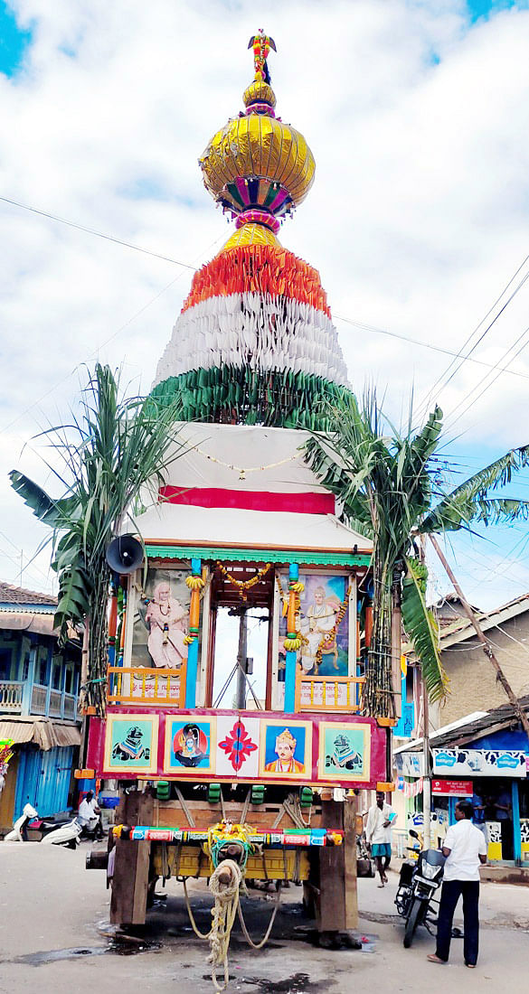 ಬೈಲಹೊಂಗಲ ಜವಳಿ ಕೂಟದಲ್ಲಿ ನವೀಲಿನ ಕಳಶ ಹೊತ್ತ ರಥ ಸಿದ್ಧಗೊಂಡಿರುವುದು