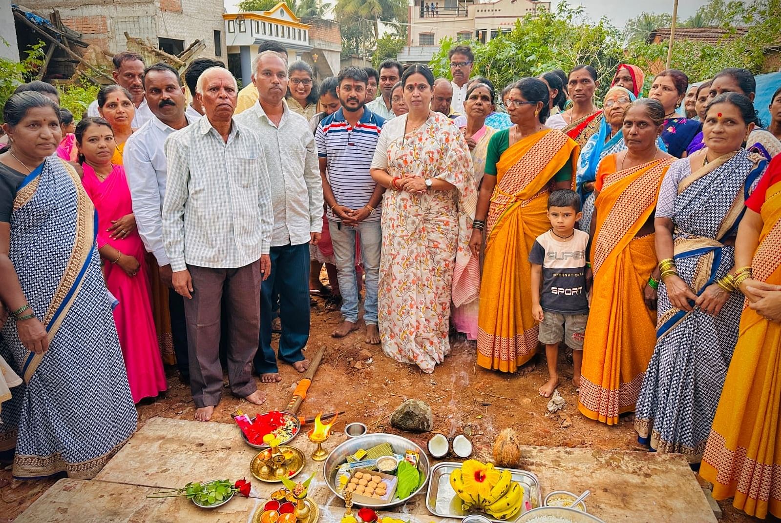 ಬೆಳಗಾವಿ ಗ್ರಾಮೀಣ ವಿಧಾನಸಭಾ ಕ್ಷೇತ್ರದ ವಿವಿಧೆಡೆ ನಿರ್ಮಿಸಲಾಗುವ 5 ಅಂಗನವಾಡಿ ಕಟ್ಟಡಗಳ ಕಾಮಗಾರಿಗೆ ಸಚಿವೆ ಲಕ್ಷ್ಮಿ ಹೆಬ್ಬಾಳಕರ ಶುಕ್ರವಾರ ಚಾಲನೆ ನೀಡಿದರು