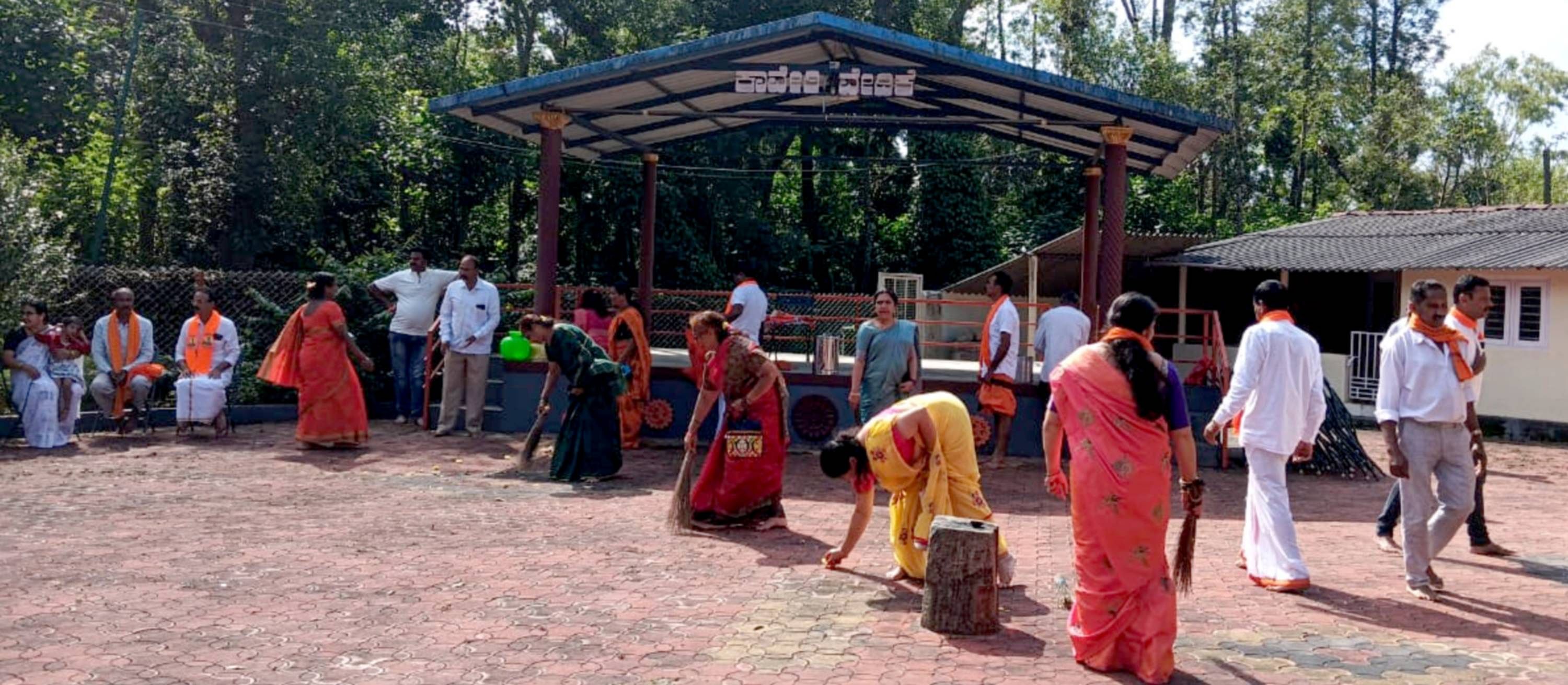 ಸೋಮವಾರಪೇಟೆ ಸಮೀಪದ ಕಿಬ್ಬೆಟ್ಟ ಬಸವೇಶ್ವರ ದೇವಾಲಯದಲ್ಲಿ ನಡೆದ ರಾಣಿ ಅಹಲ್ಯಾಬಾಯಿ ಹೋಳ್ಕರ್ ಅವರ 300ನೇ ಜಯಂತಿ ಅಂಗವಾಗಿ ಸ್ವಚ್ಛತಾ ಕಾರ್ಯ ನಡೆಯಿತು