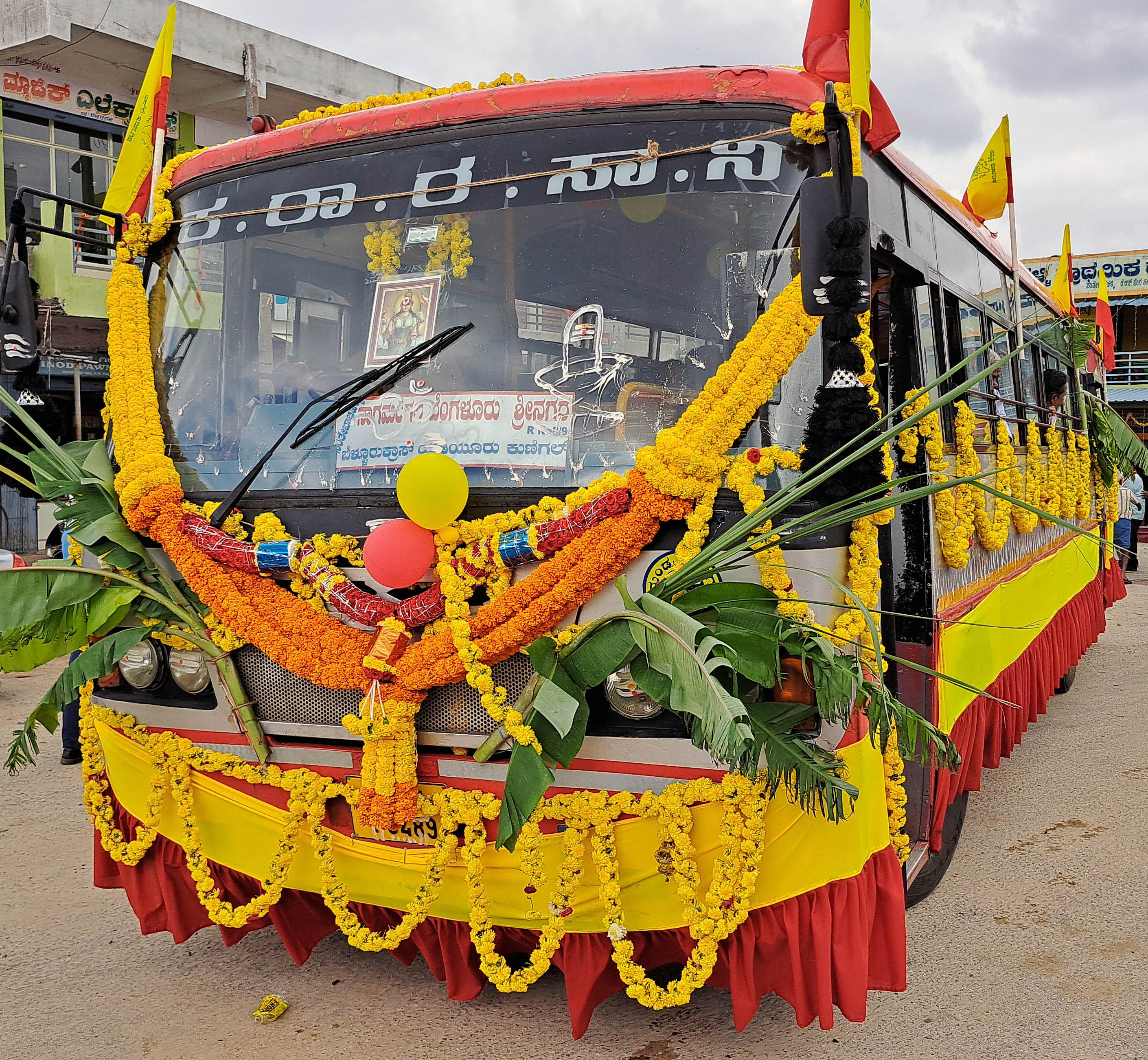 ಕೆ.ಆರ್.ಪೇಟೆಯ ನಿಲ್ದಾಣದಲ್ಲಿ ಬೆಂಗಳೂರಿನ ಶ್ರೀನಗರ ಮಾರ್ಗವಾಗಿ ಸಂಚರಿಸುವ ಕೆ.ಎಸ್.ಆರ್.ಟಿ.ಸಿ ಬಸ್‌ನಲ್ಲಿ ಕನ್ನಡದ ಕಂಪನ್ನು ಬೀರುತ್ತಿದೆ