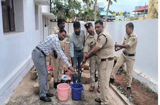 ವಿವಿಧ ಪ್ರಕರಣಗಳಲ್ಲಿ ವಶಪಡಿಸಿಕೊಂಡ ಮದ್ಯ ಹಾಗೂ ಬಿಯರ್‌ ಅನ್ನು ಅಬಕಾರಿ ಅಧಿಕಾರಿಗಳು ನಾಶಪಡಿಸಿದರು