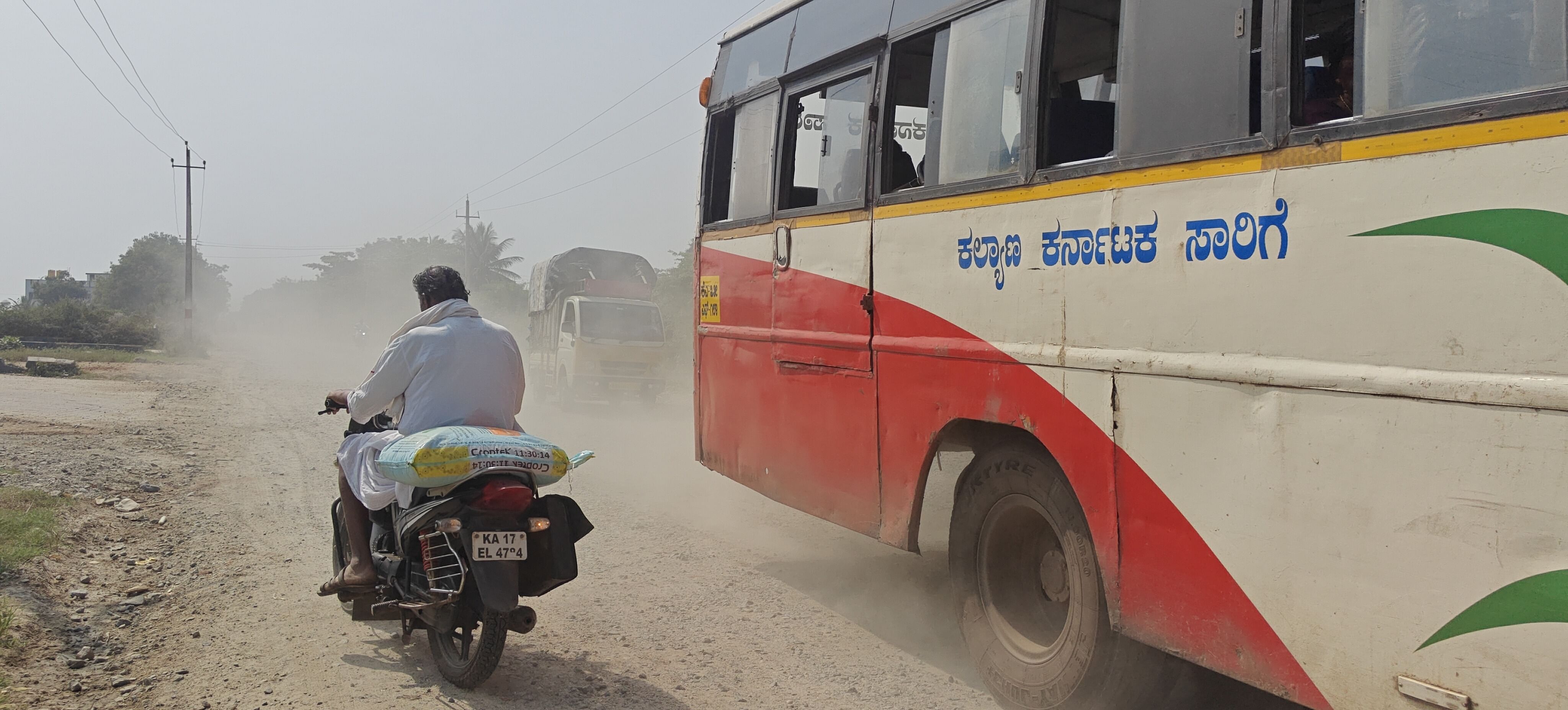 ಅರಸೀಕೆರೆ ಗ್ರಾಮದಲ್ಲಿ ಹಾದು ಹೋಗಿರುವ ಗದಗ-ಮಂಡ್ಯ 47 ರಾಜ್ಯ ಹೆದ್ದಾರಿ ಸಂಪೂರ್ಣ ಹದಗೆಟ್ಟಿದ್ದು, ವಾಹನಗಳ ಓಡಾಟದಿಂದ ಉಂಟಾಗುವ ದೂಳಿನಿಂದ ಸಾರ್ವಜನಿಕರು ಹೈರಾಣರಾಗಿದ್ದಾರೆ 