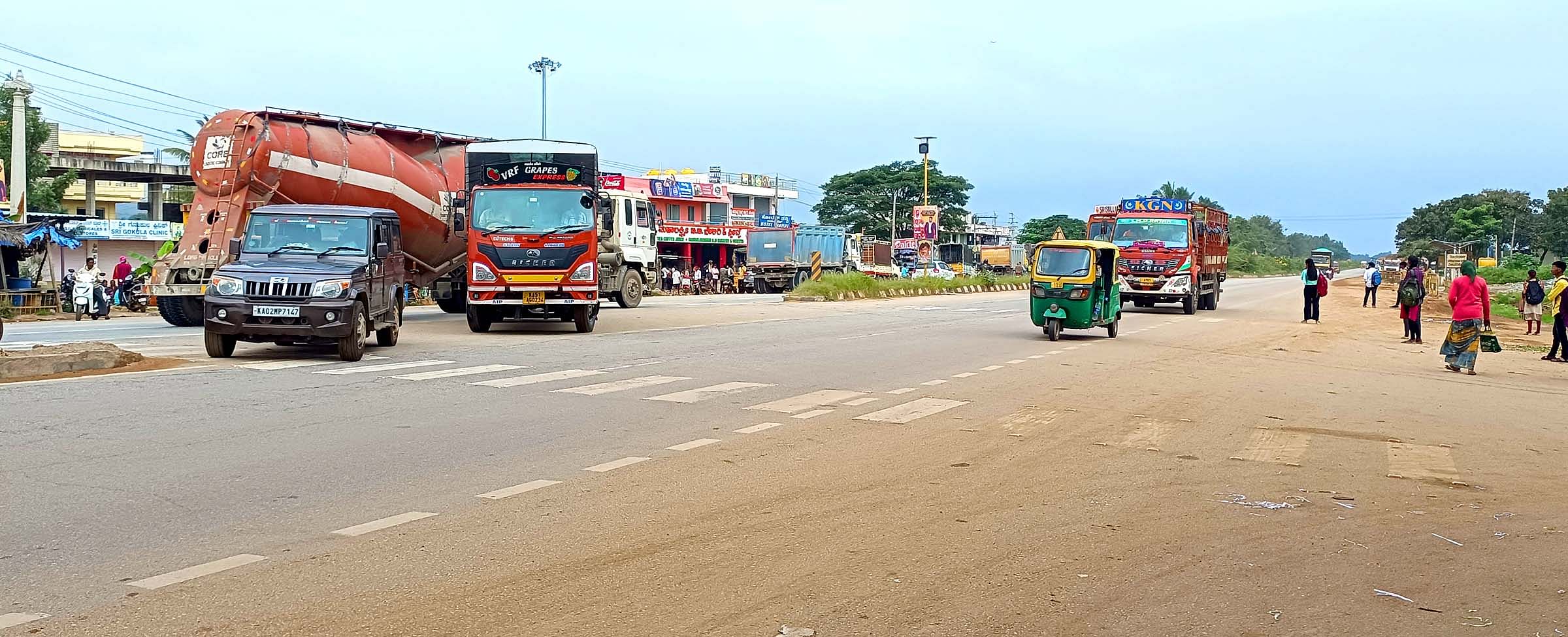 ವಿಜಯಪುರ ಹೋಬಳಿ ವೆಂಕಟಗಿರಿಕೋಟೆ ಕ್ರಾಸ್ ನಲ್ಲಿ ಹಾದು ಹೋಗಿರುವ ರಾಷ್ಟ್ರೀಯ ಹೆದ್ದಾರಿ